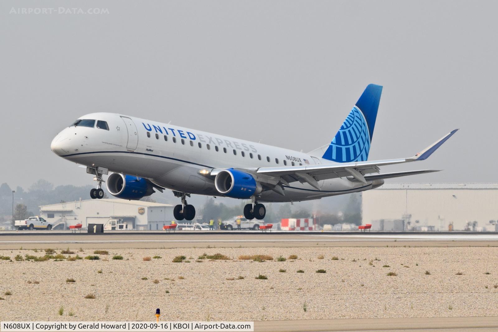 N608UX, 2019 Embraer 175LR (ERJ-170-200LR) C/N 17000806, Landing 10L.