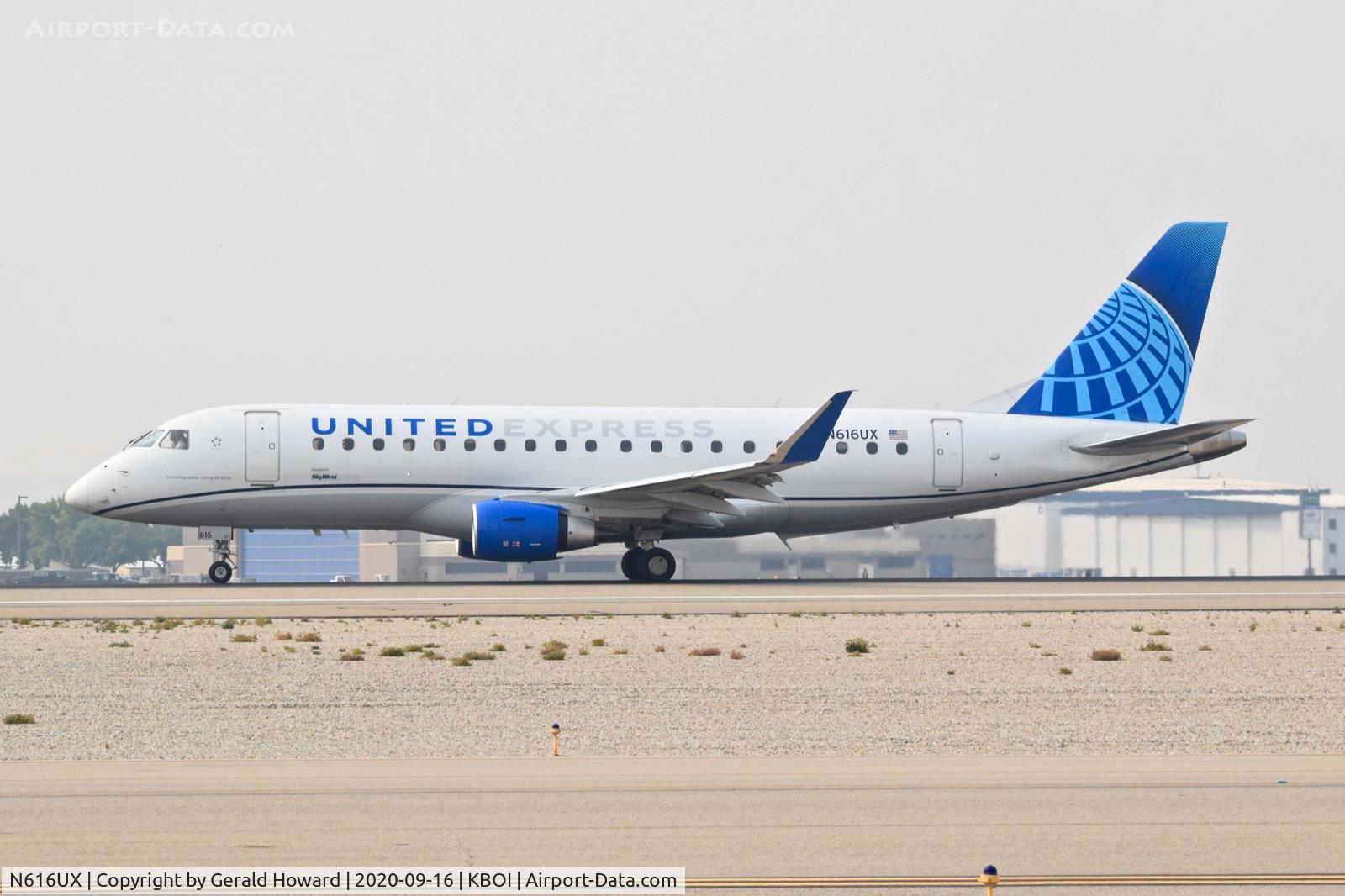N616UX, 2019 Embraer 175LR (ERJ-170-200LR) C/N 17000817, Take off 10L.
