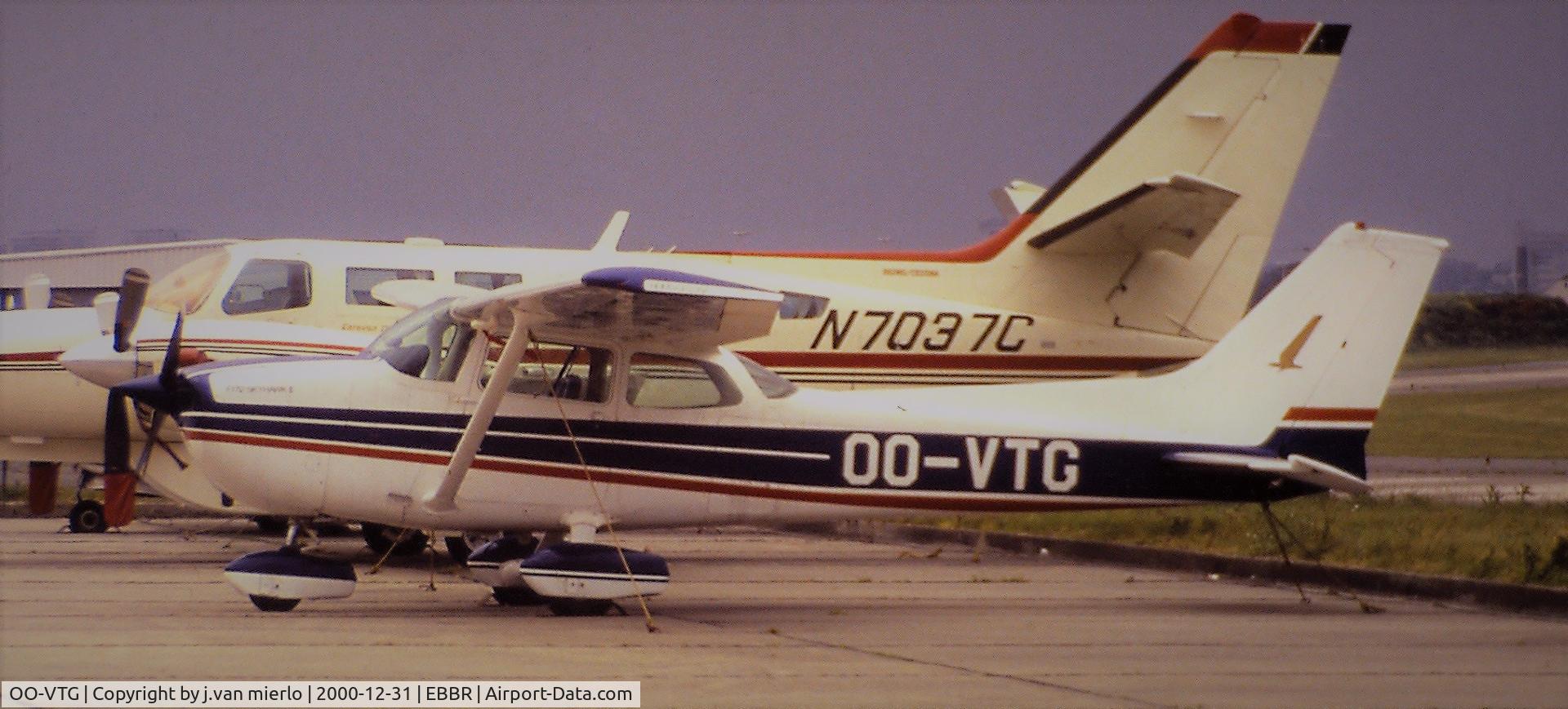 OO-VTG, Reims F172N Skyhawk C/N 1690, Parked ABELAG scan slide