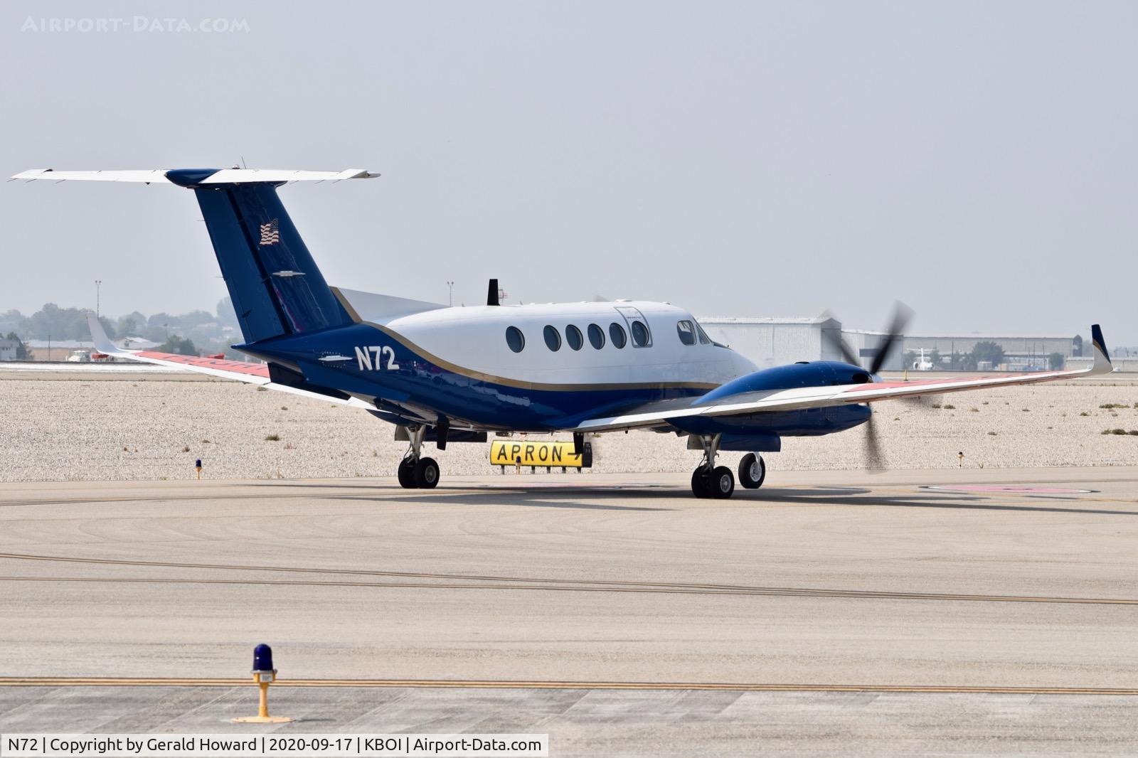N72, 1988 Beech 300 Super King Air C/N FF-7, Taxi on Alpha.