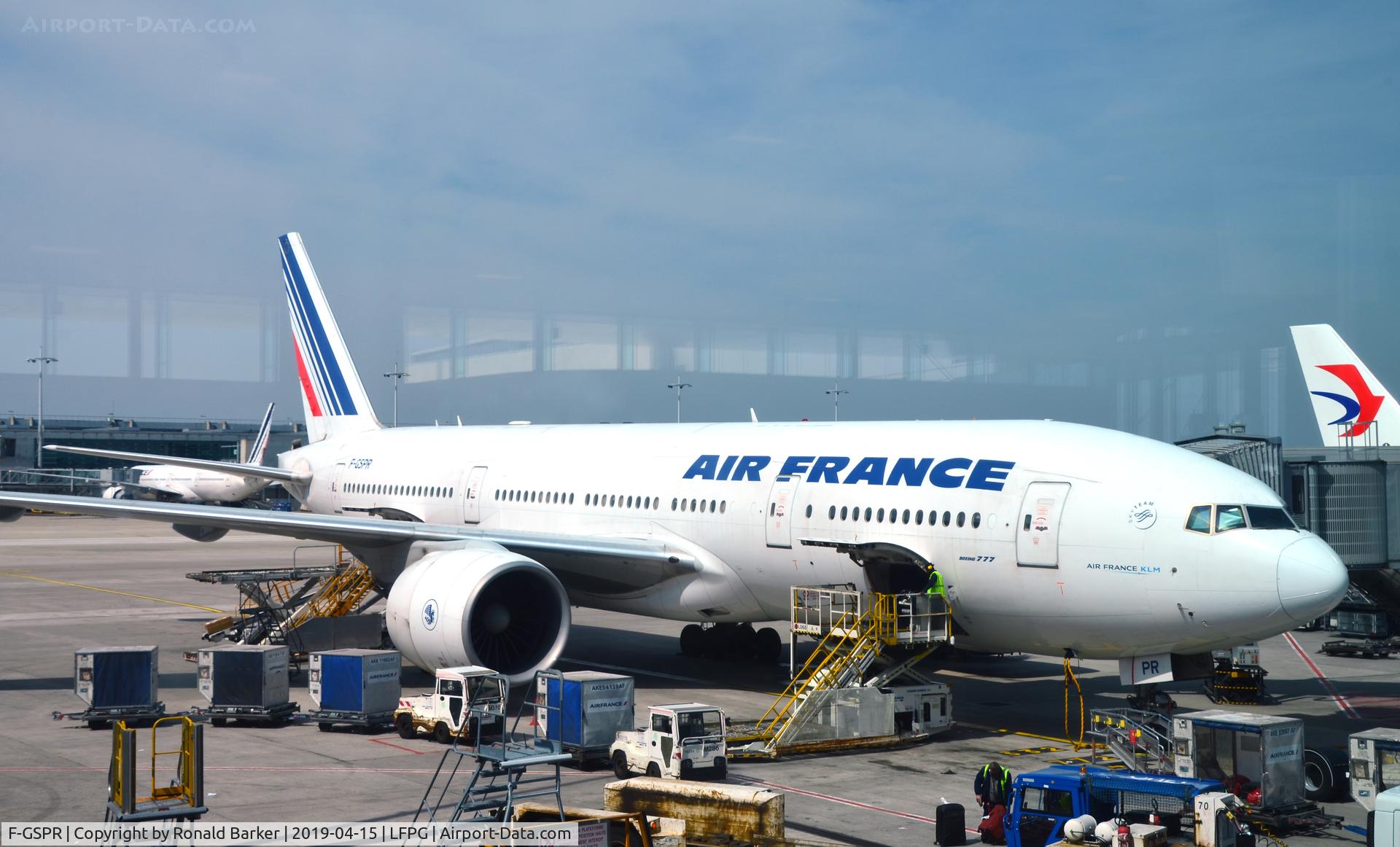 F-GSPR, 2001 Boeing 777-228/ER C/N 28683, At the gate Charles De  Gaulle