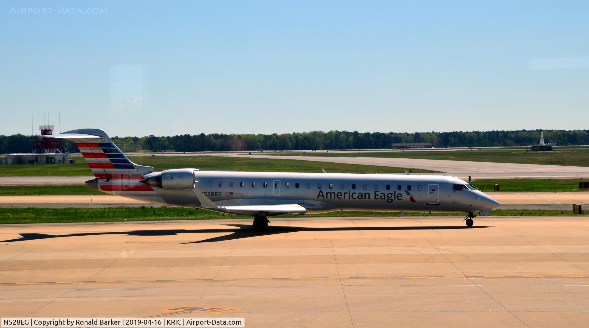 N528EG, Bombardier CRJ-702 (CL-600-2C10) Regional Jet C/N 10306, Taxi Richmond