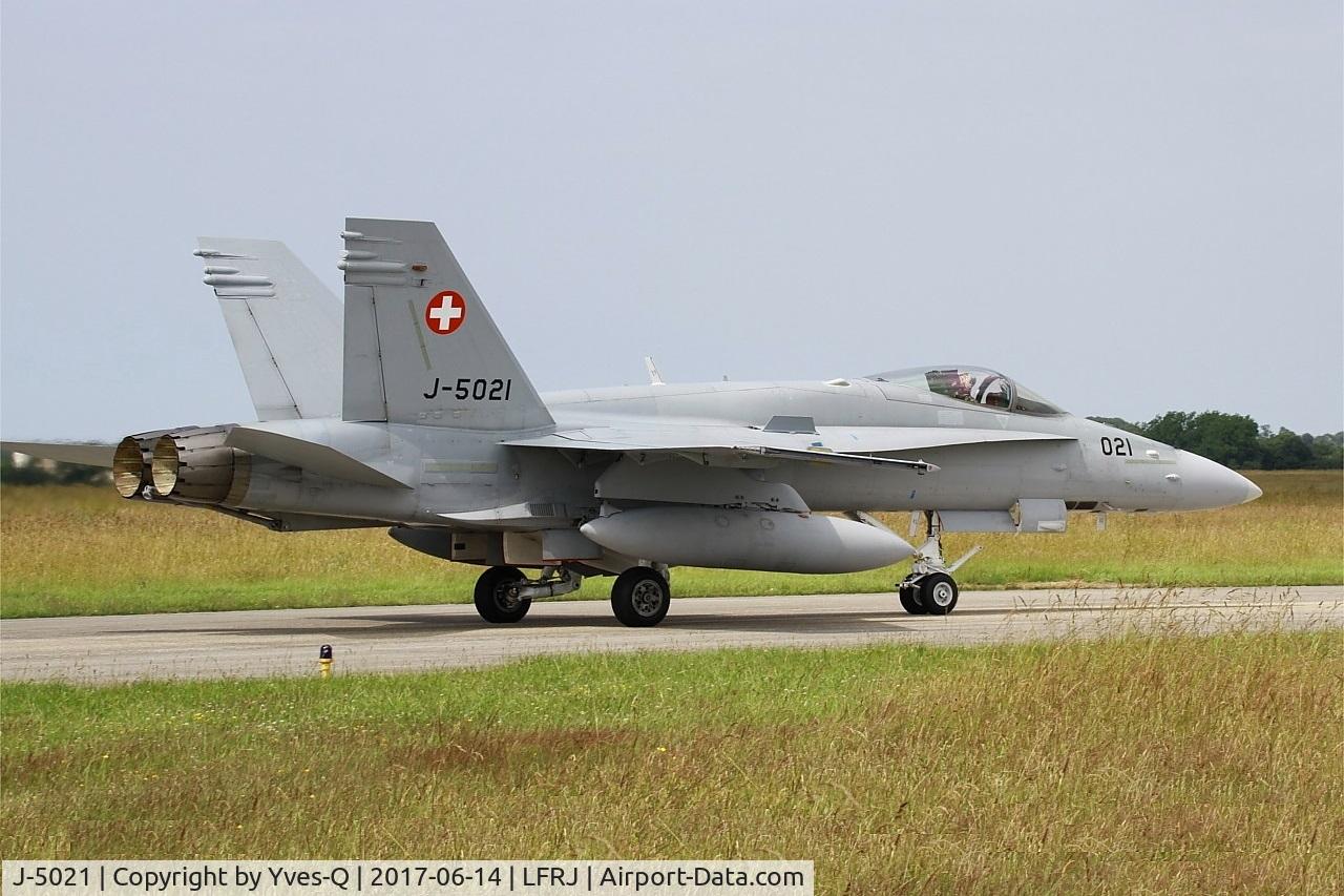 J-5021, McDonnell Douglas F/A-18C Hornet C/N 1370/SFC021, McDonnell Douglas FA-18C Hornet, Taxiing to flight-line, Landivisiau Naval Air Base (LFRJ) Tiger Meet 2017