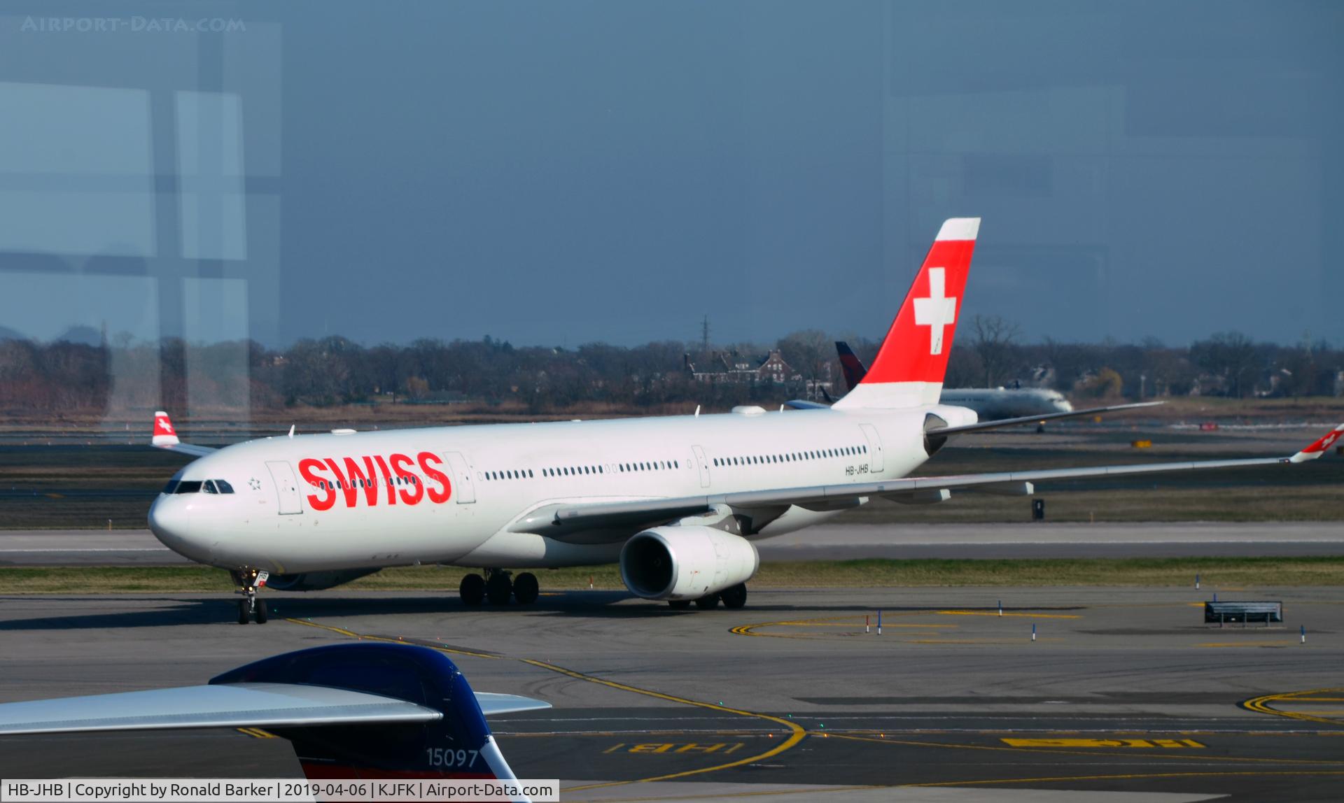 HB-JHB, 2009 Airbus A330-343X C/N 1018, Taxi JFK