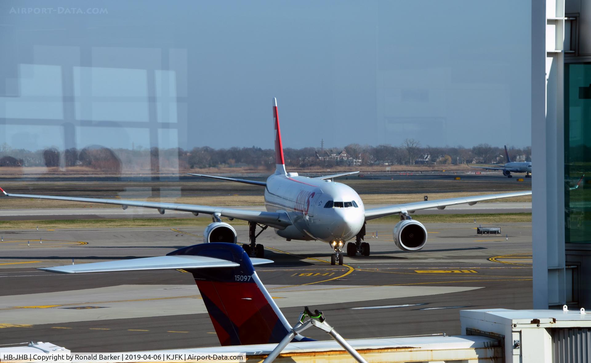 HB-JHB, 2009 Airbus A330-343X C/N 1018, Taxi JFK