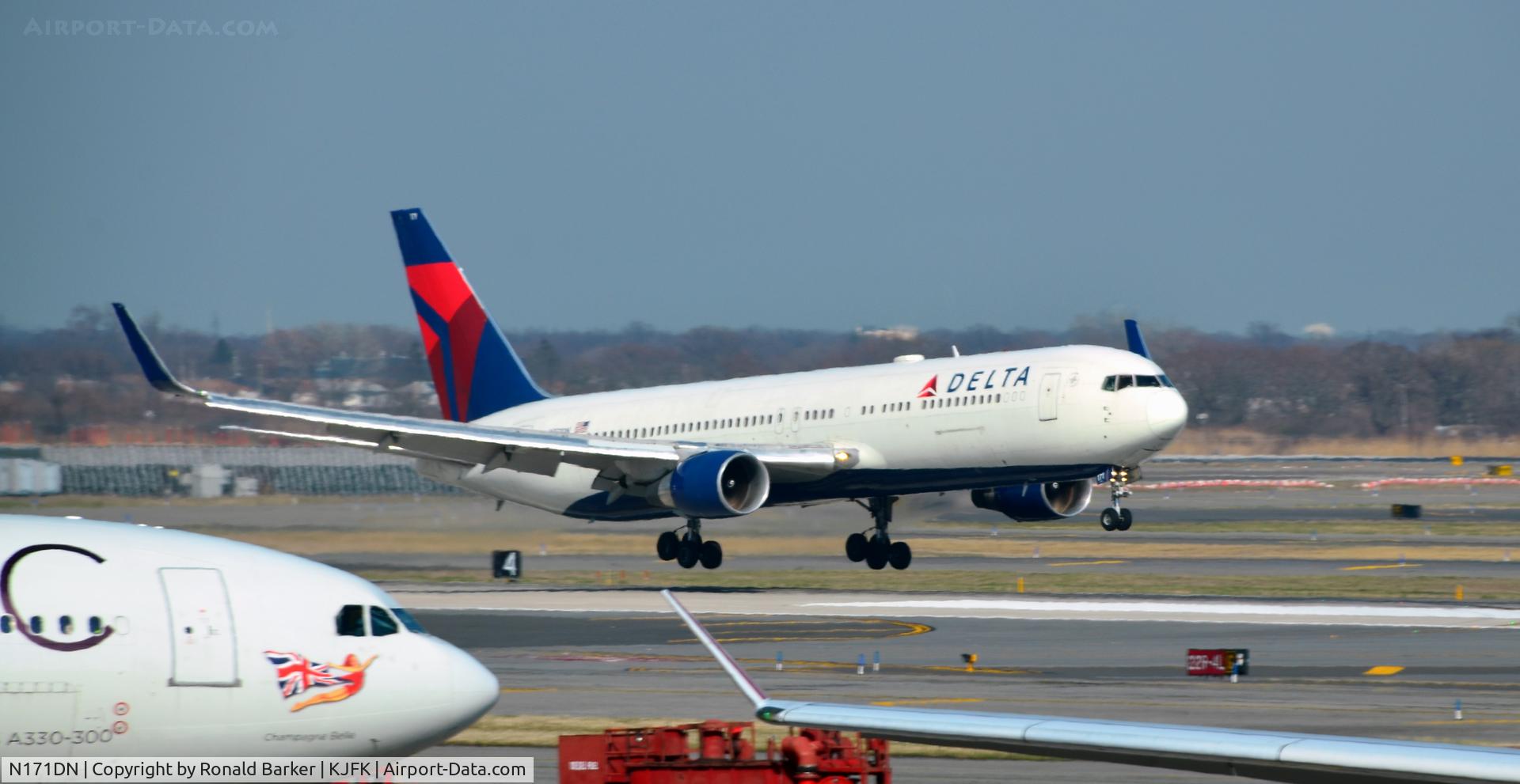 N171DN, 1990 Boeing 767-332 C/N 24759, Landing JFK