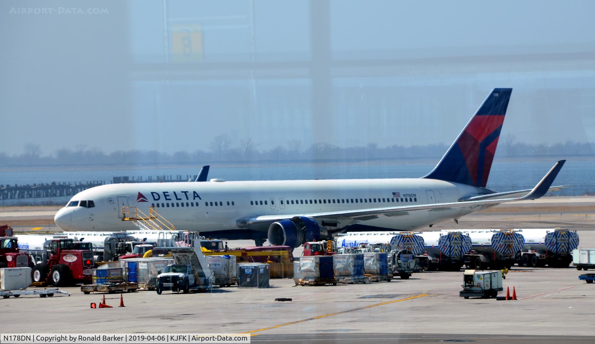N178DN, 1991 Boeing 767-332 C/N 25143, Parked JFK