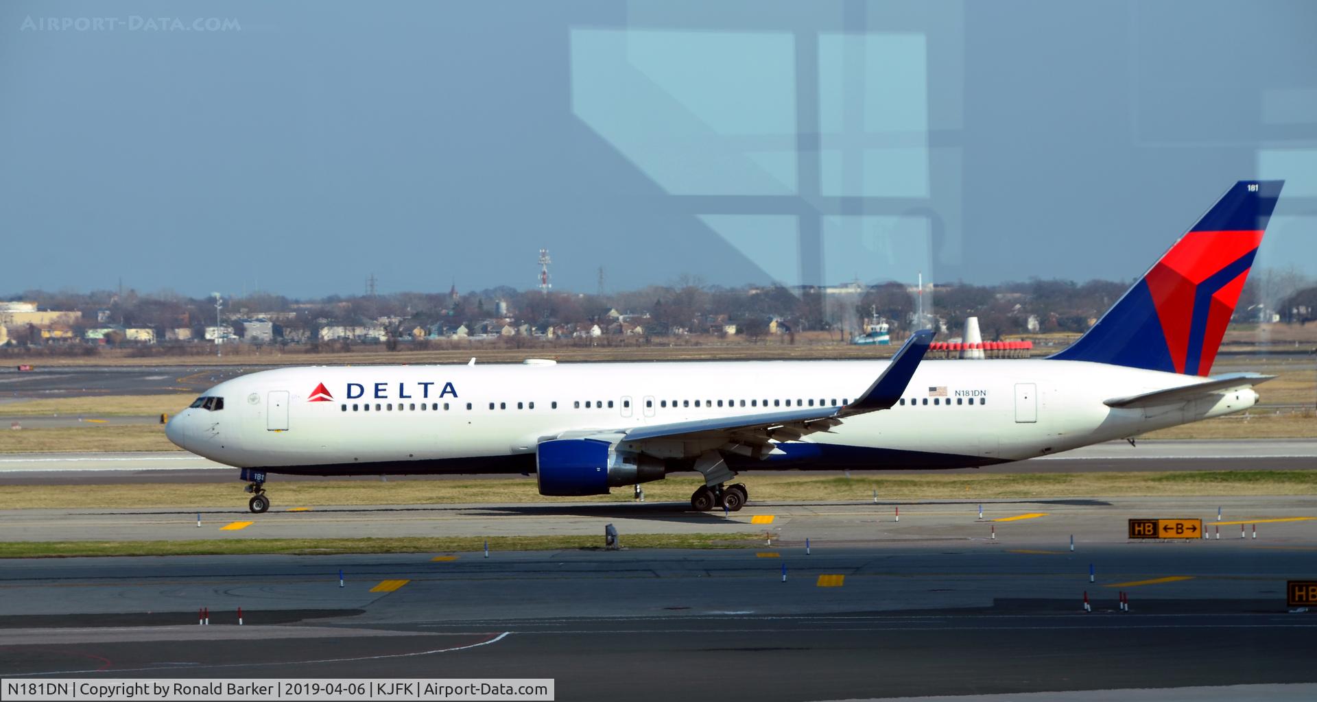 N181DN, 1992 Boeing 767-332 C/N 25986, Taxi JFK