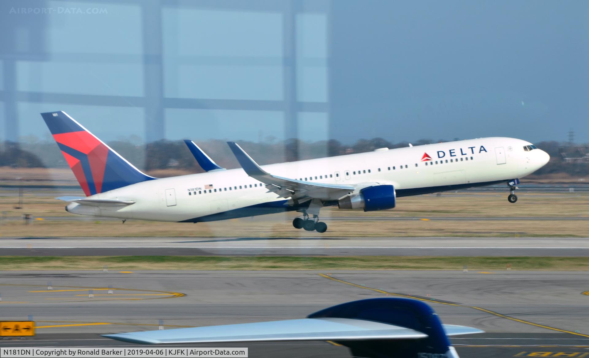 N181DN, 1992 Boeing 767-332 C/N 25986, Airborne JFK