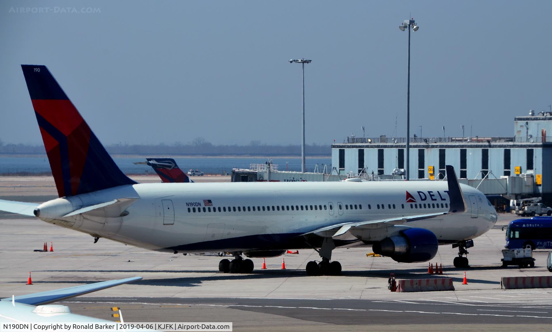 N190DN, 1997 Boeing 767-332 C/N 28447, Parked JFK