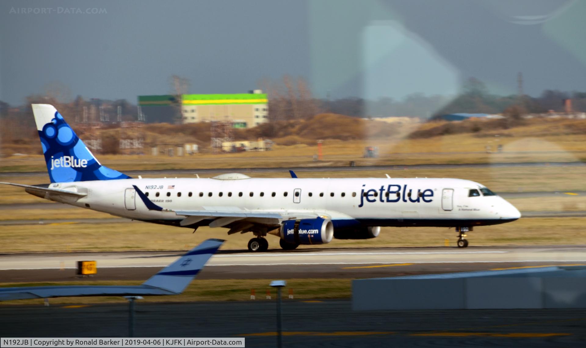 N192JB, 2005 Embraer 190AR (ERJ-190-100IGW) C/N 19000014, Landing JFK