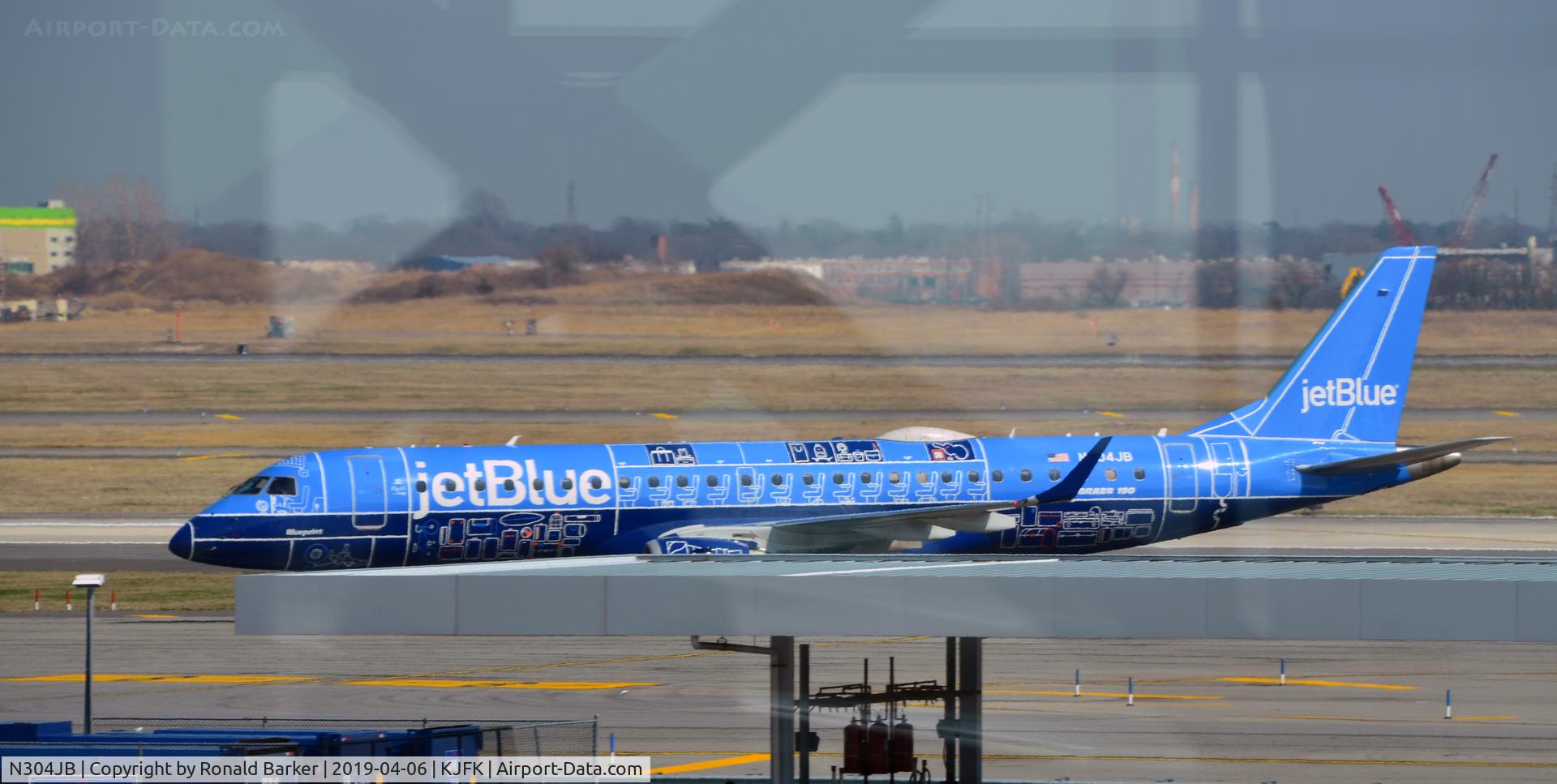 N304JB, 2009 Embraer ERJ-190-100 IGW 190AR C/N 19000257, Taxi JFK