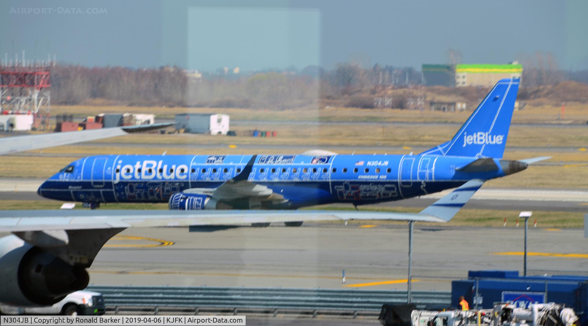 N304JB, 2009 Embraer ERJ-190-100 IGW 190AR C/N 19000257, Taxi JFK