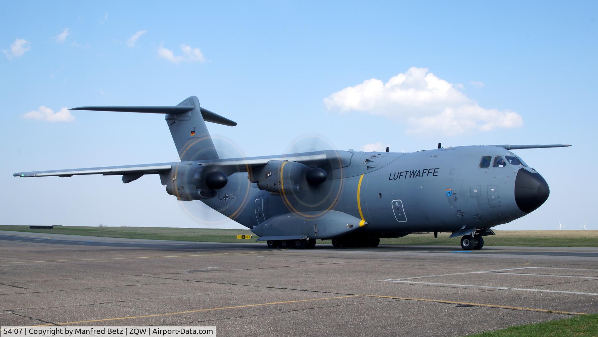 54 07, 2016 Airbus A400M Atlas C/N 043, Sprungdienst in EDRZ