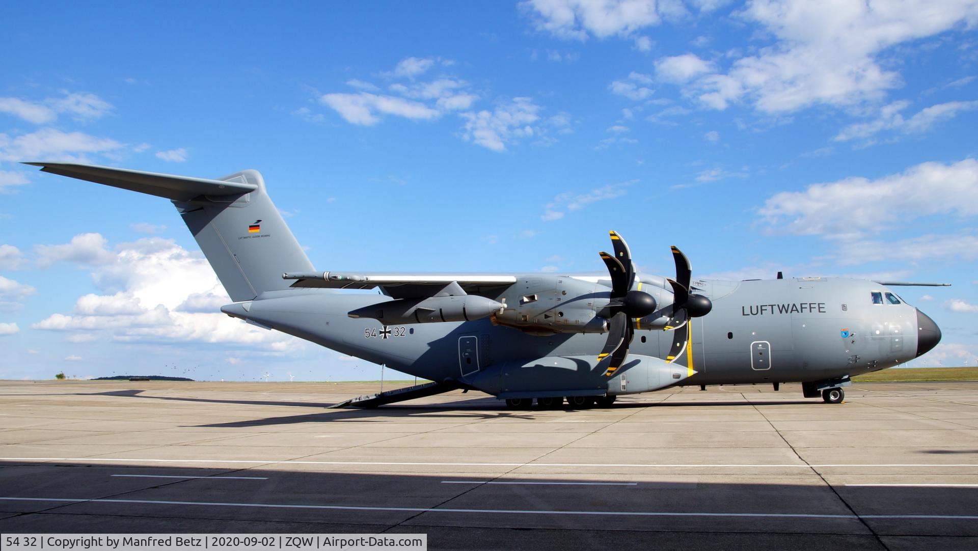 54 32, 2019 Airbus A400M-180 Atlas C/N A4M096, Sprungdienst EDRZ