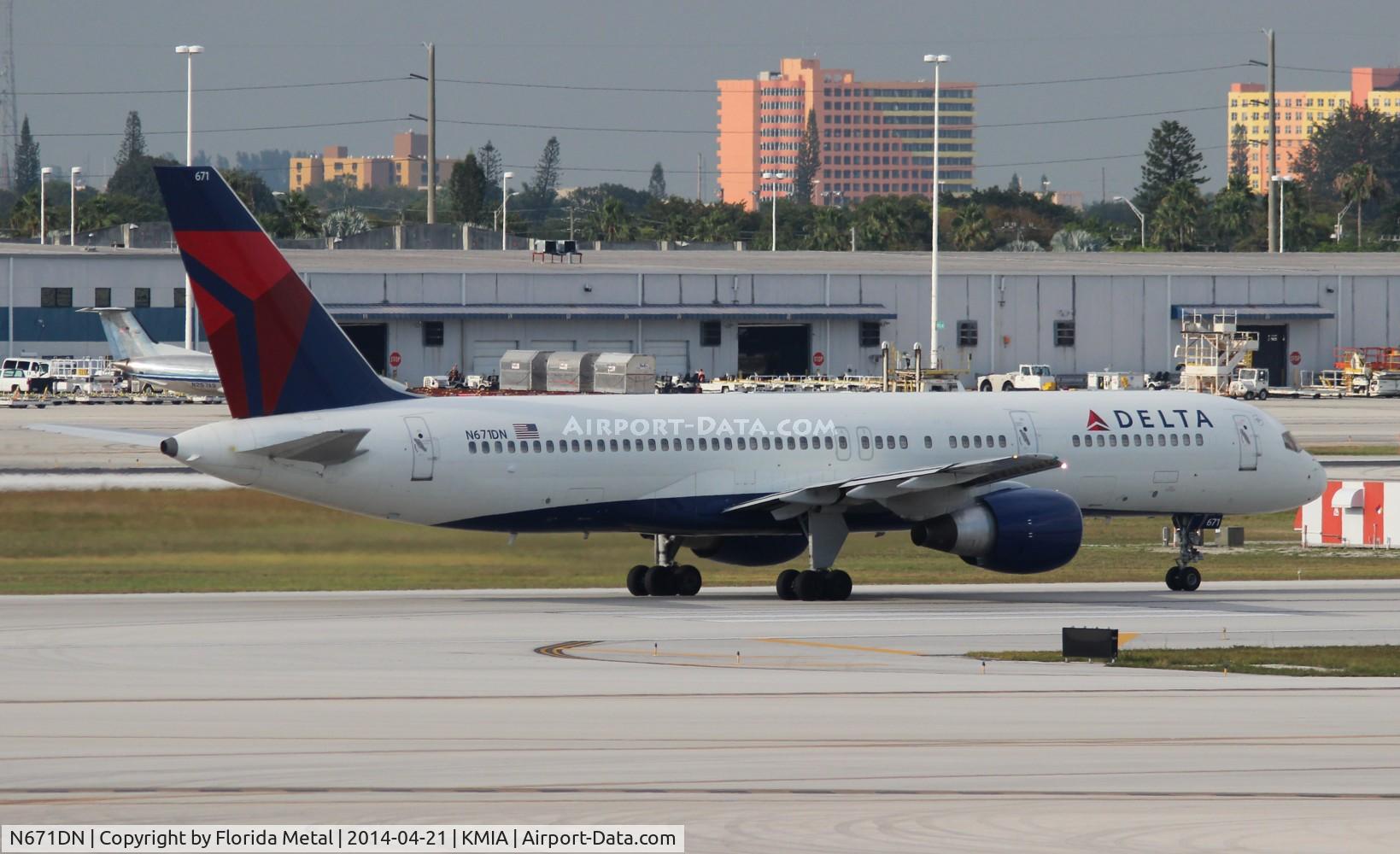 N671DN, 1992 Boeing 757-232 C/N 25332, MIA 2014