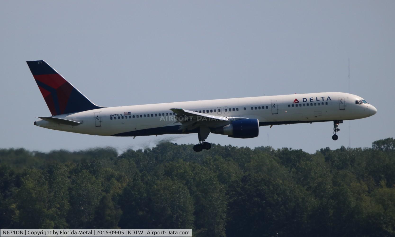 N671DN, 1992 Boeing 757-232 C/N 25332, DTW 2016