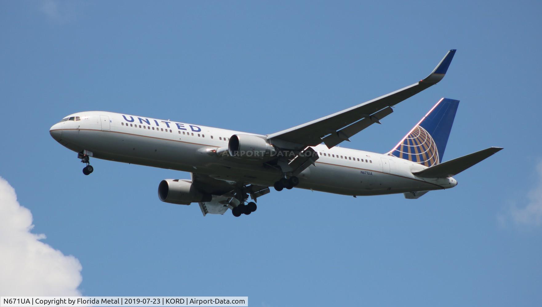 N671UA, 1999 Boeing 767-322 C/N 30026, ORD 2019
