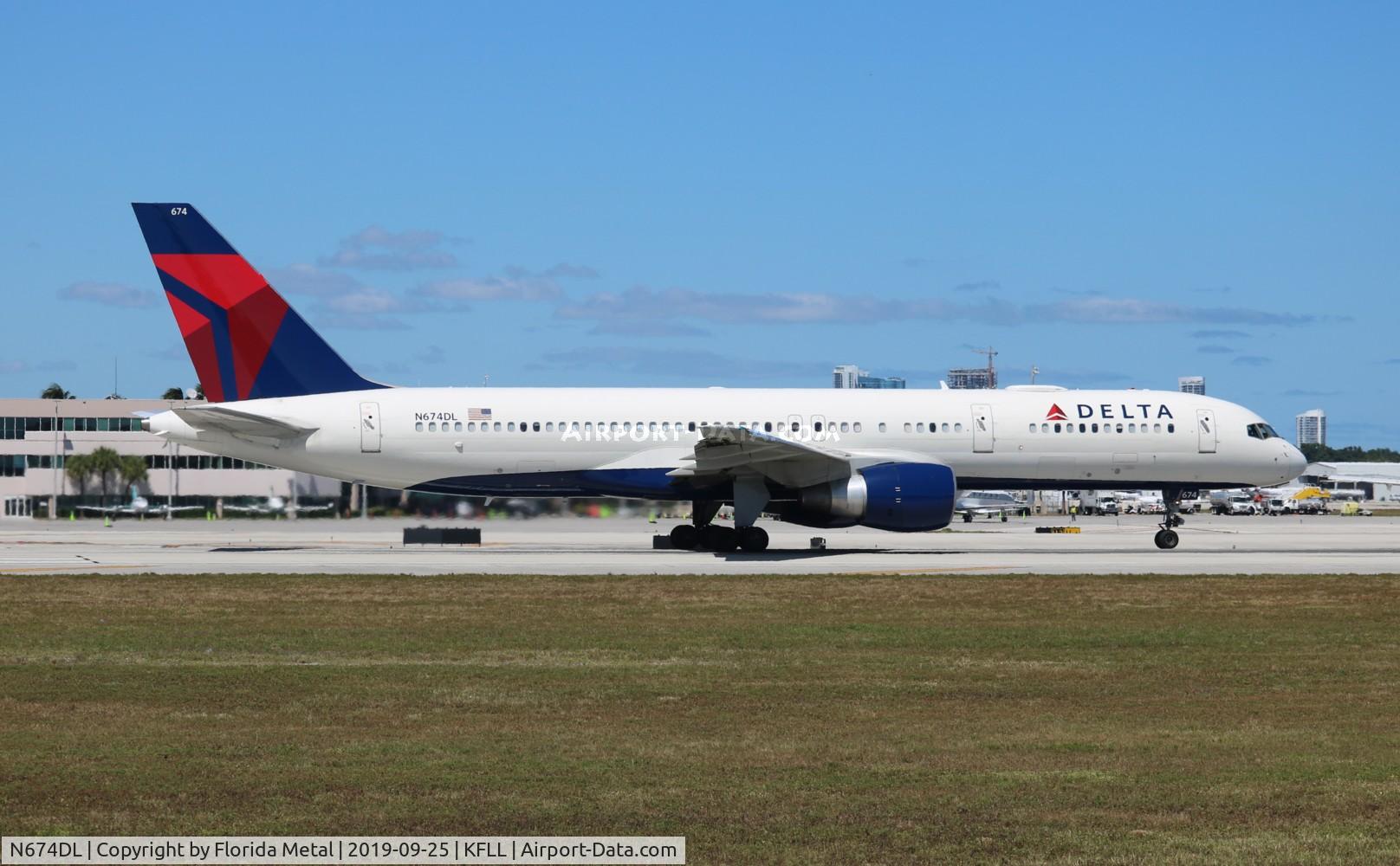 N674DL, 1992 Boeing 757-232 C/N 25979, FLL 2019
