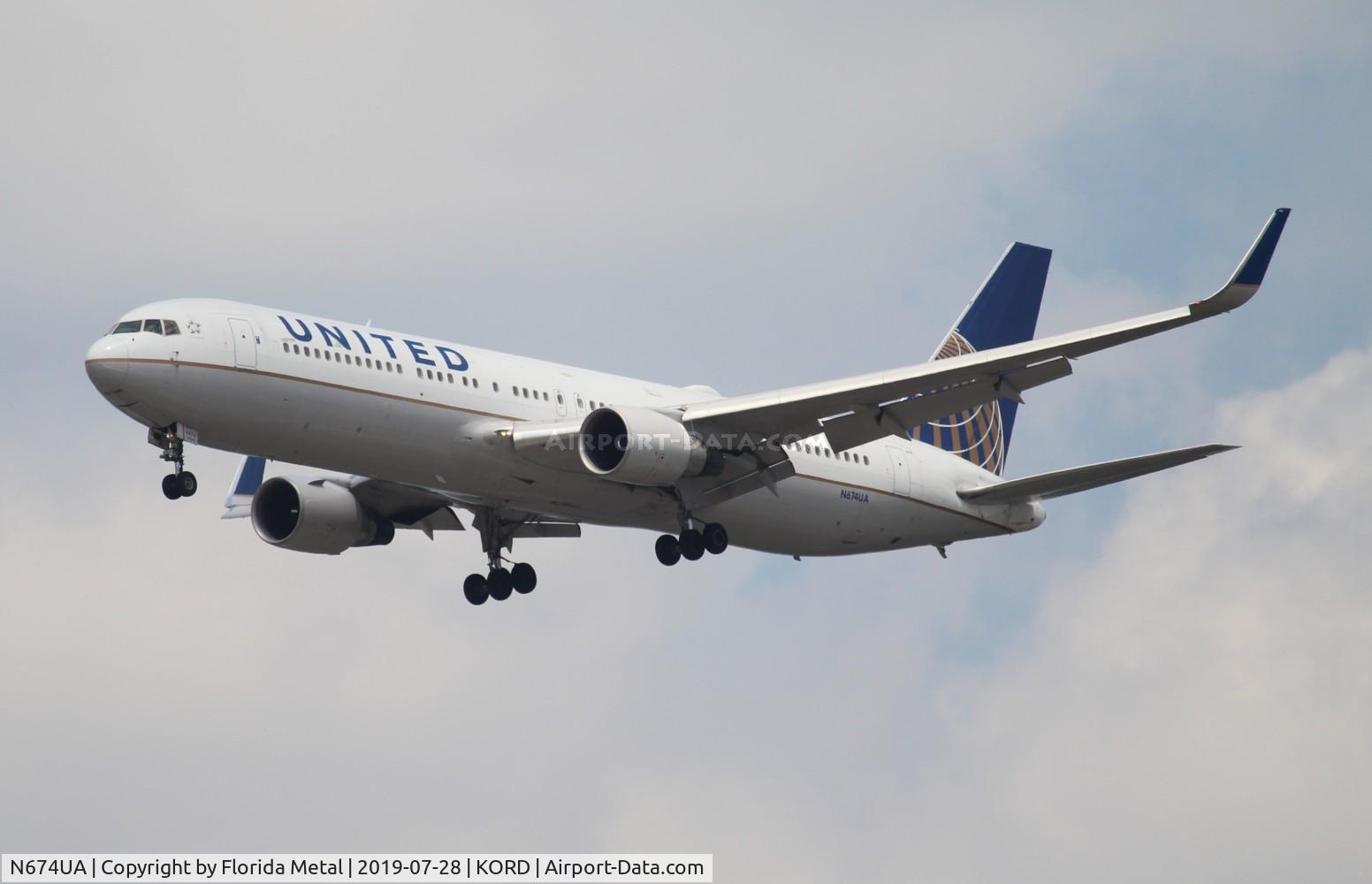 N674UA, 2000 Boeing 767-322 C/N 29242, ORD 2019