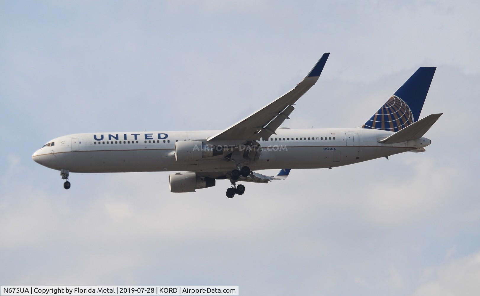 N675UA, 2000 Boeing 767-322 C/N 29243, ORD 2019