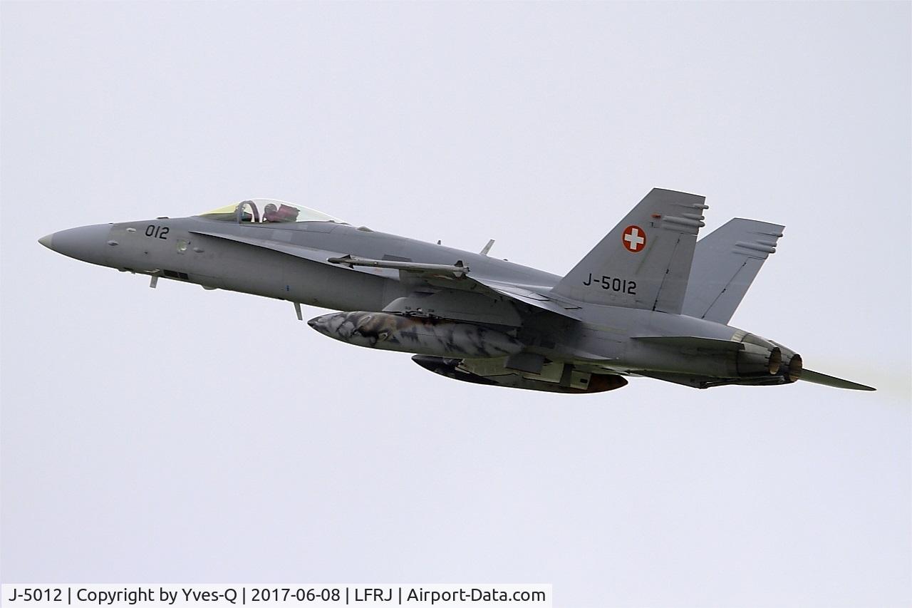 J-5012, McDonnell Douglas F/A-18C Hornet C/N 1352/SFC012, McDonnell Douglas FA-18C Hornet, Climbing from rwy 08, Landivisiau Naval Air Base (LFRJ) Tiger Meet 2017