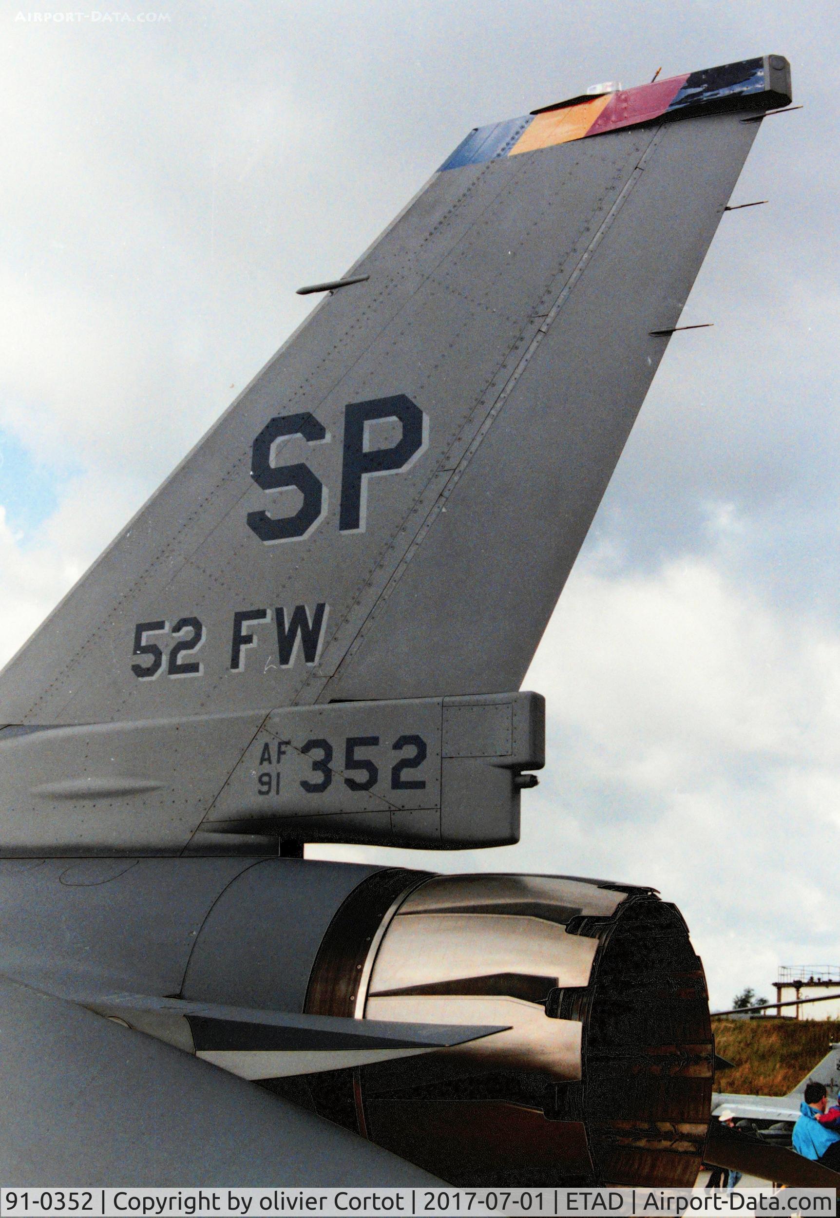 91-0352, 1993 General Dynamics F-16CJ Fighting Falcon C/N CC-50, opend doors day 1994
