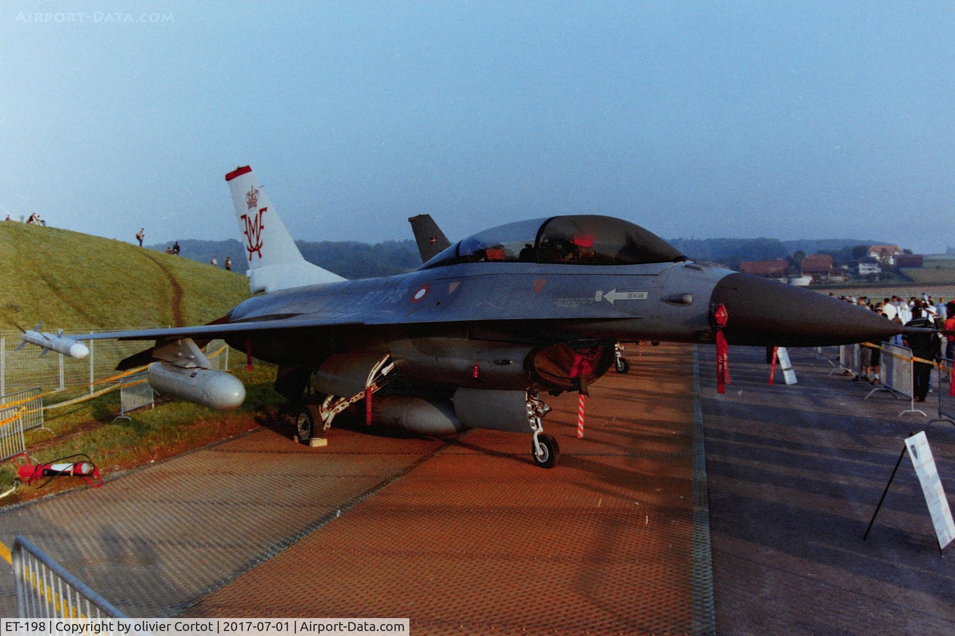 ET-198, General Dynamics F-16BM Fighting Falcon C/N 6G-014, Payerne airshow 2004