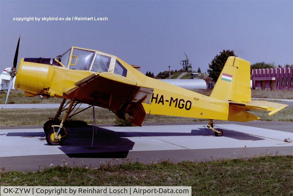OK-ZYW, 1970 Let Z-37A-2 Cmelak Parka C/N 10-12, Kaposújlak 2003