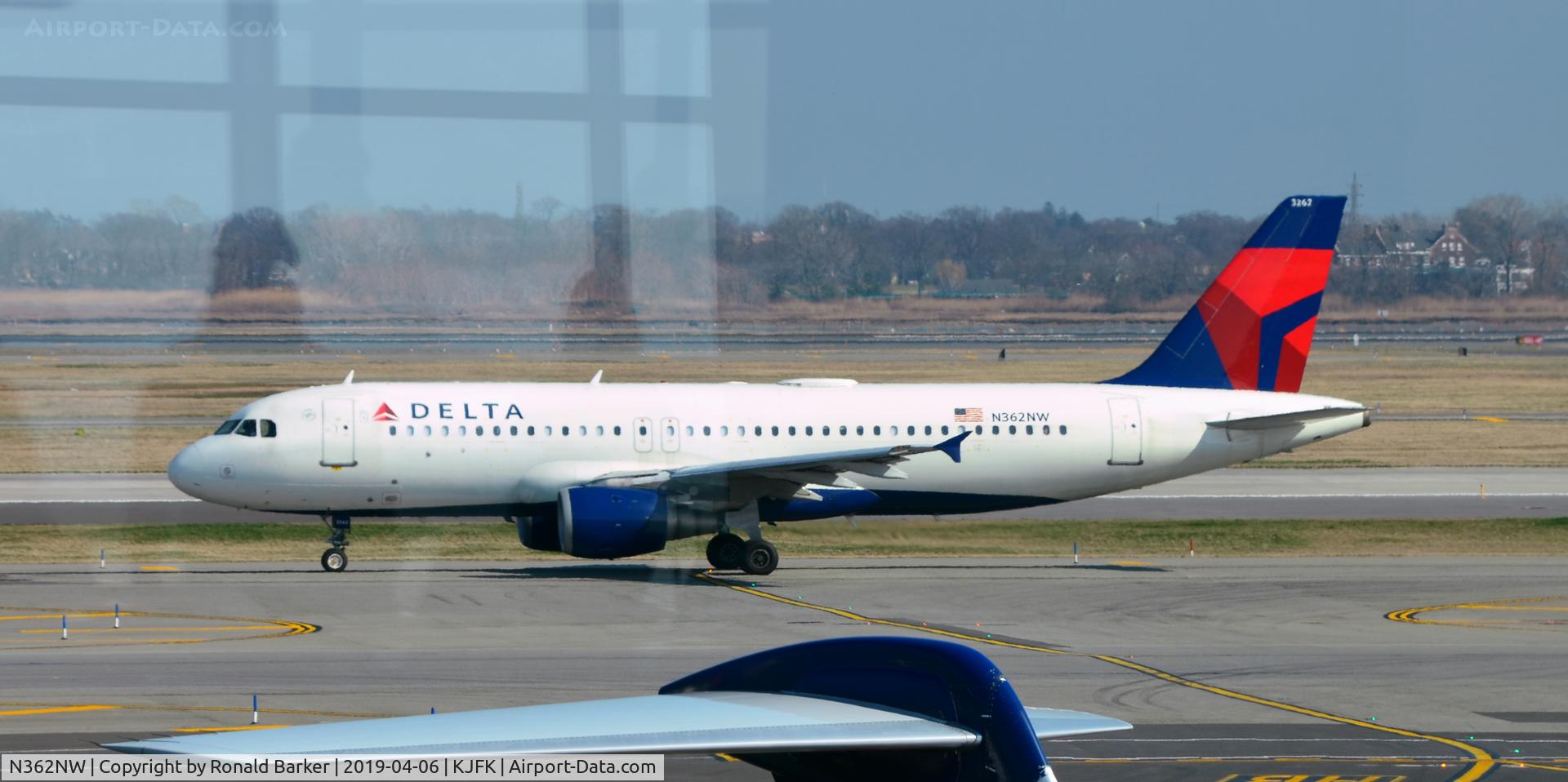 N362NW, 1998 Airbus A320-212 C/N 0911, Taxi JFK