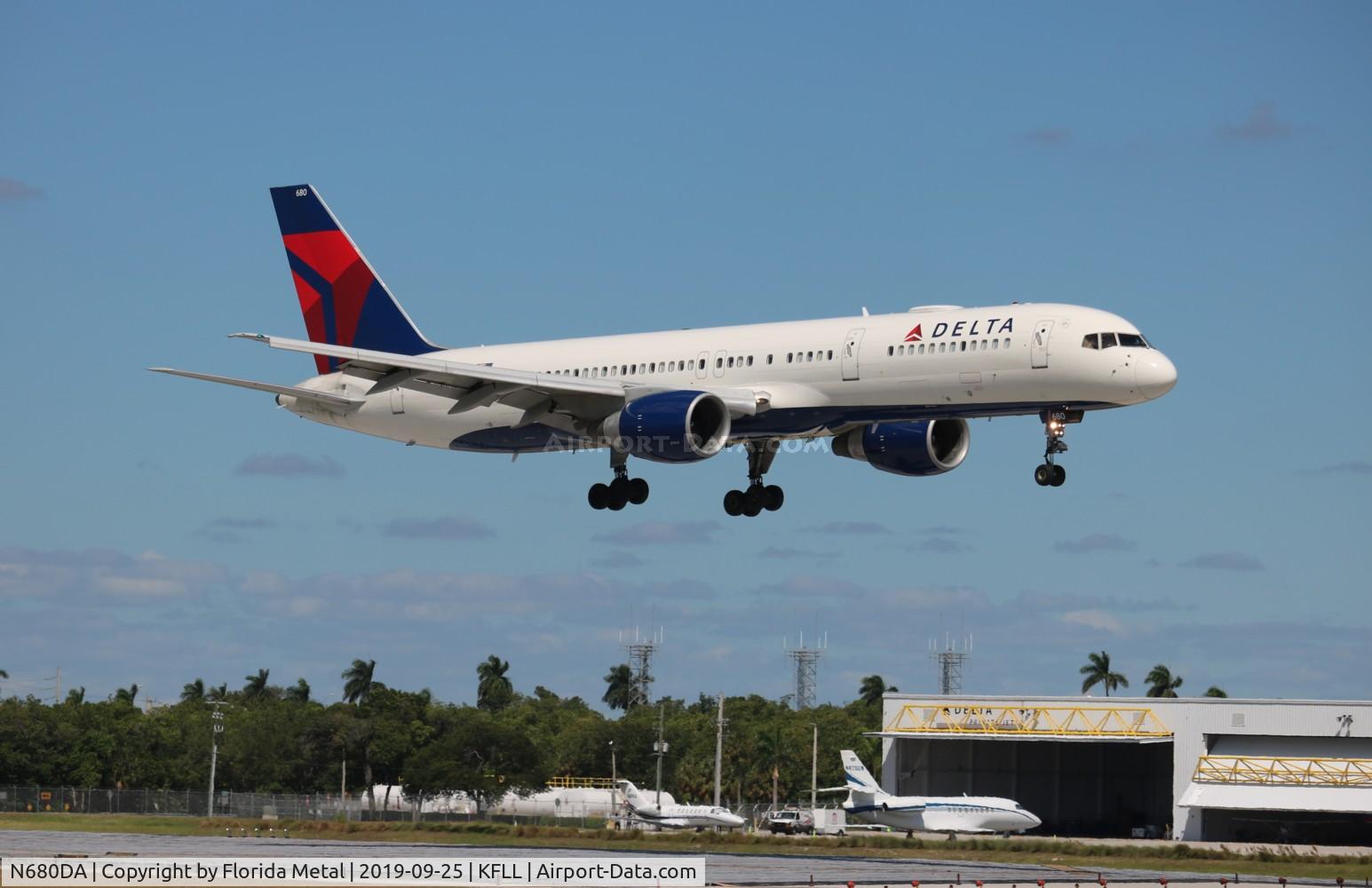 N680DA, 1992 Boeing 757-232 C/N 26956, FLL 2019