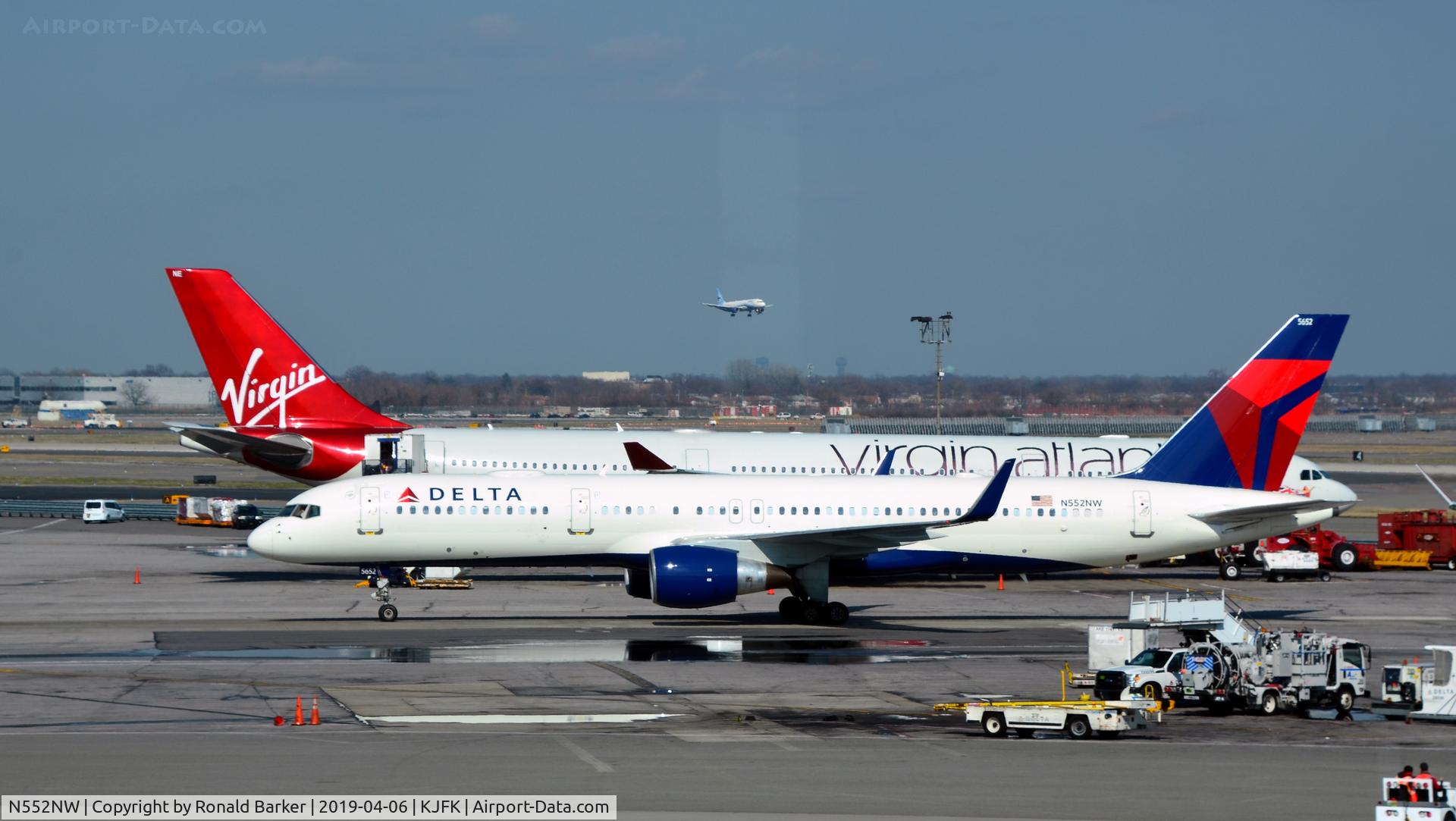 N552NW, 2001 Boeing 757-251 C/N 26499, Taxi JFK