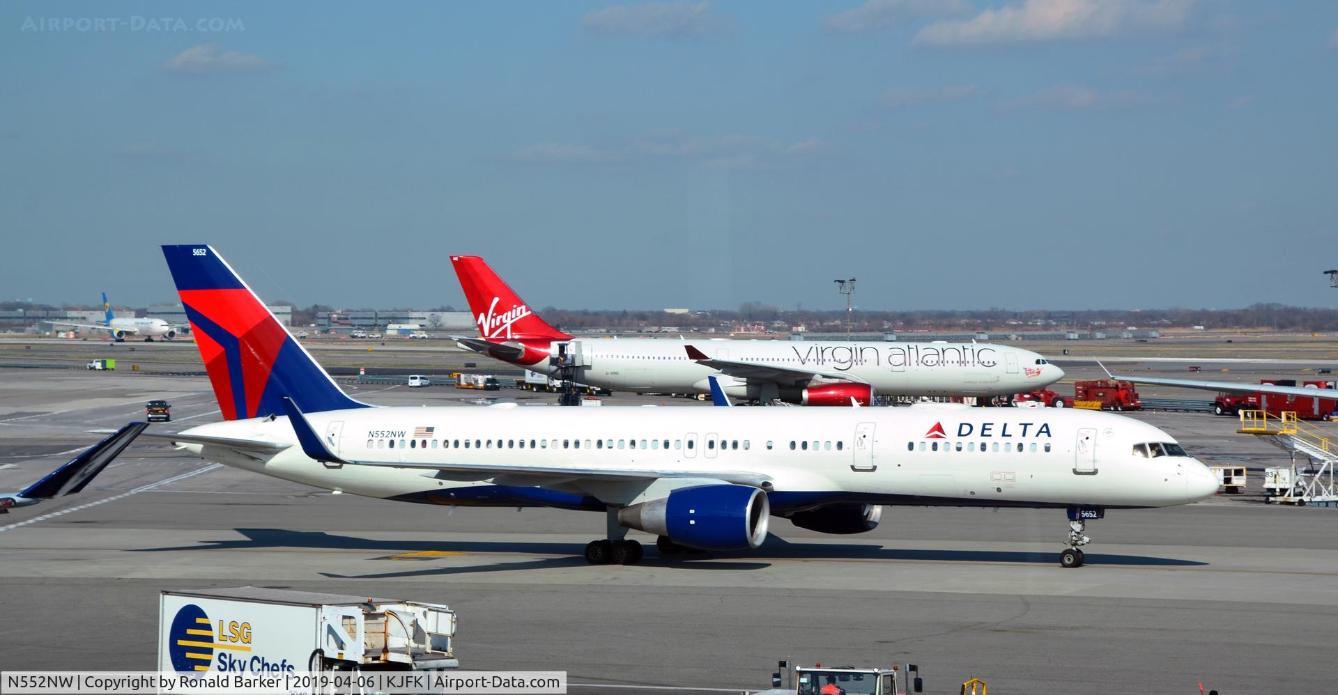 N552NW, 2001 Boeing 757-251 C/N 26499, Taxi JFK