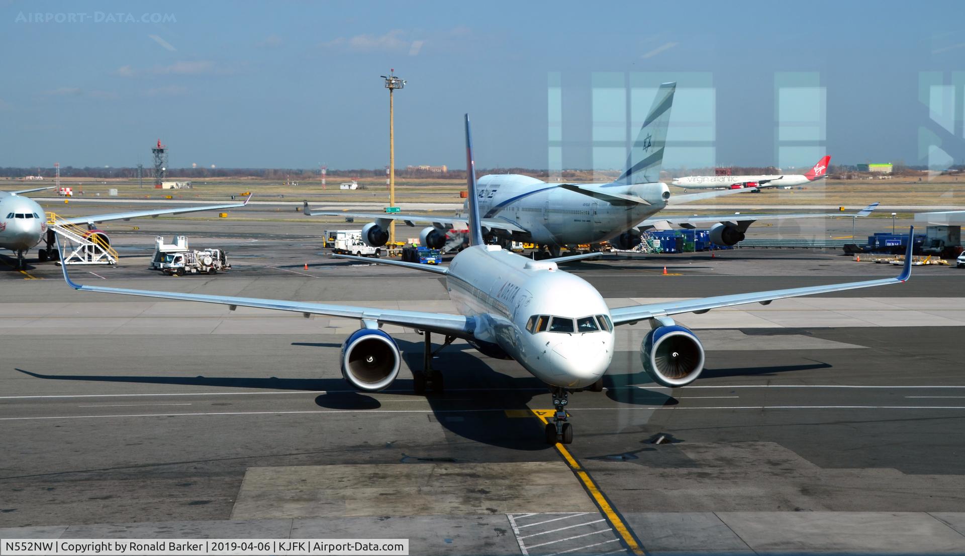 N552NW, 2001 Boeing 757-251 C/N 26499, Taxi JFK