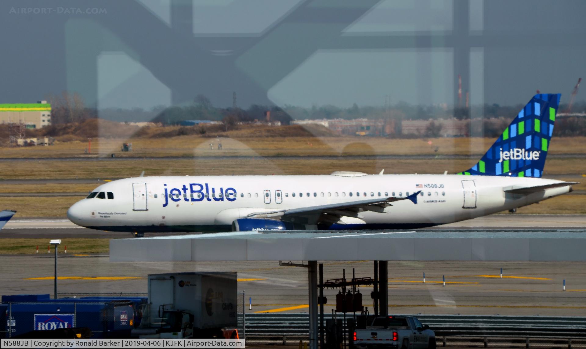 N588JB, 2004 Airbus A320-232 C/N 2201, Taxi JFK