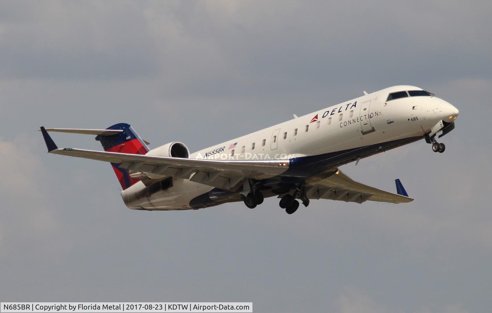 N685BR, 2002 Bombardier CRJ-200ER (CL-600-2B19) C/N 7712, DTW 2017