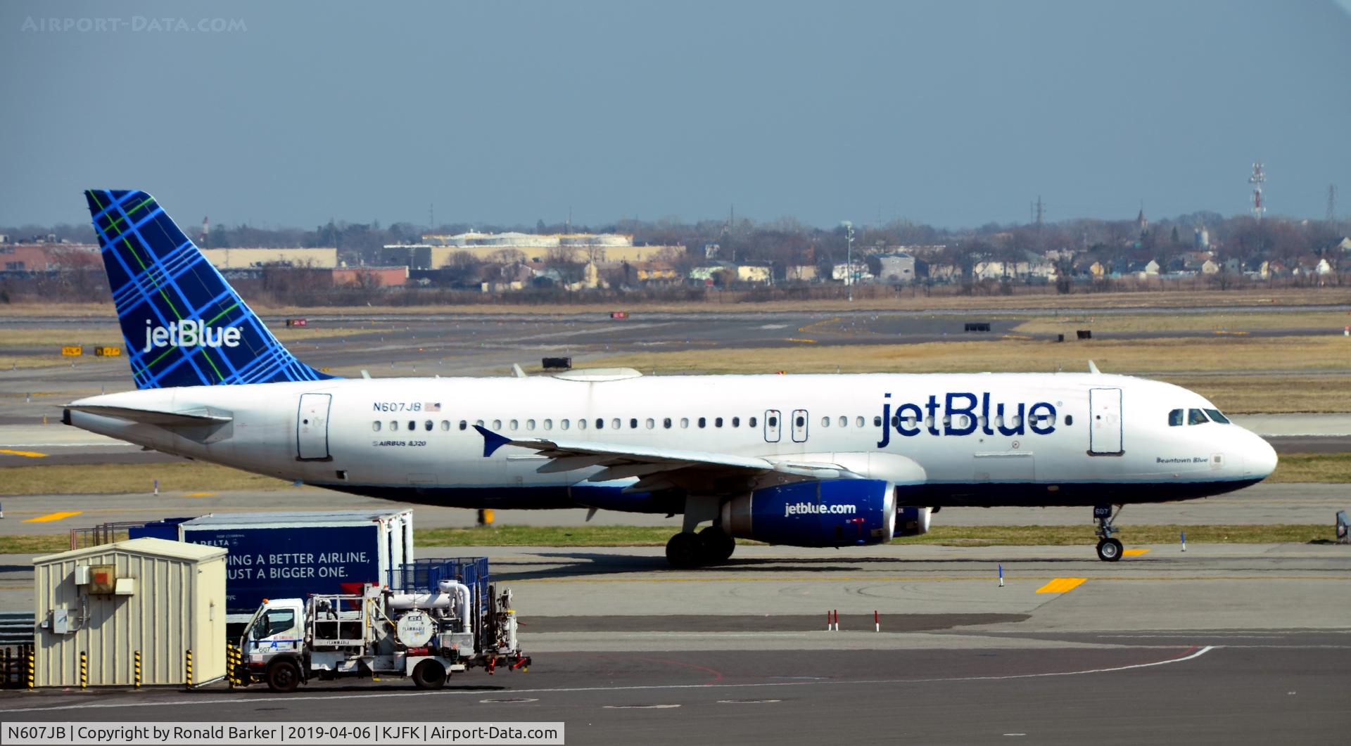N607JB, 2005 Airbus A320-232 C/N 2386, Taxi JFK