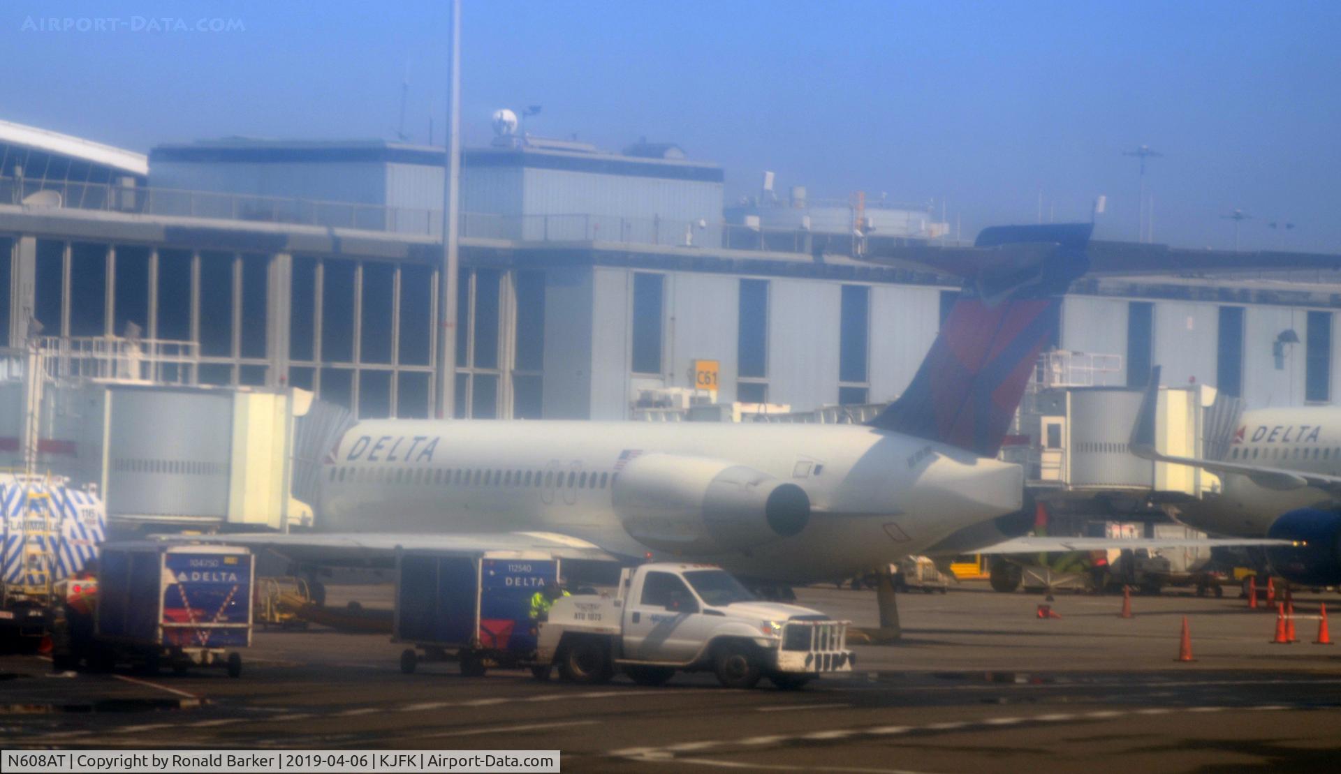 N608AT, 2000 Boeing 717-200 C/N 55081, Parked JFK