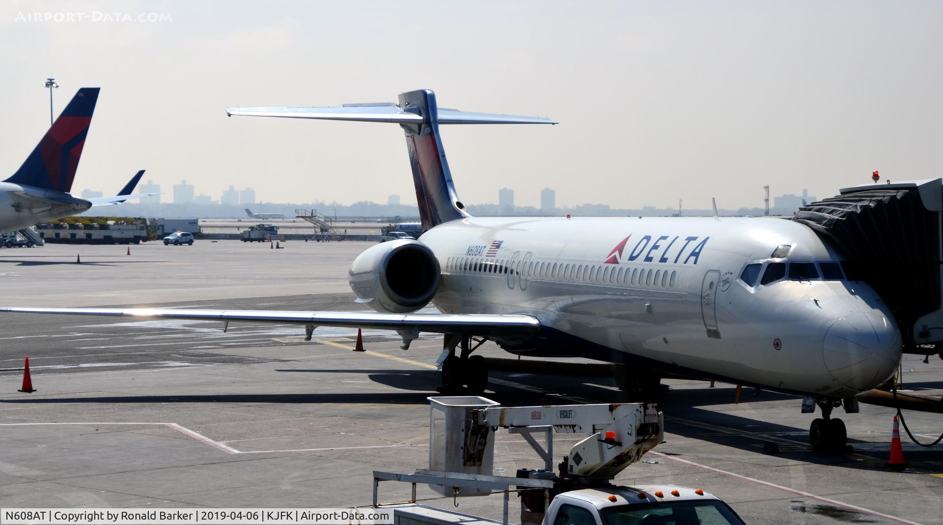 N608AT, 2000 Boeing 717-200 C/N 55081, At the gate JFK