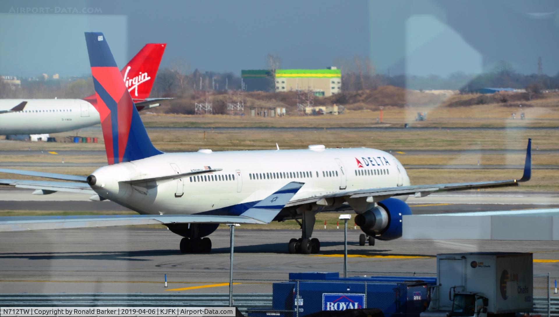 N712TW, 1997 Boeing 757-2Q8 C/N 27624, Taxi JFK