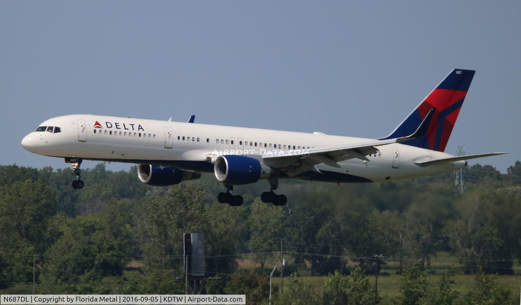 N687DL, 1998 Boeing 757-232 C/N 27586, DTW 2016