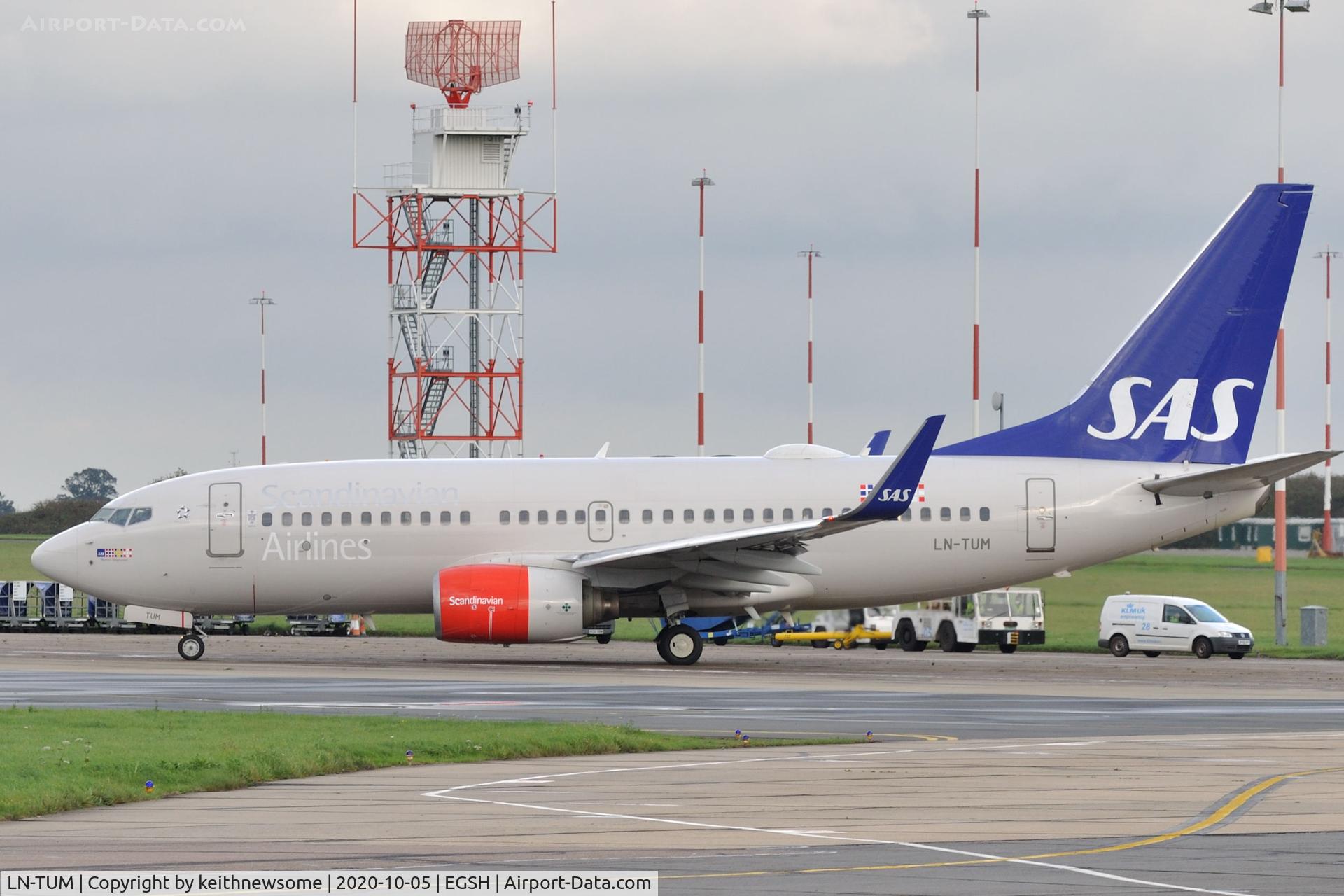 LN-TUM, 2002 Boeing 737-705 C/N 29098, Leaving Norwich for Oslo.
