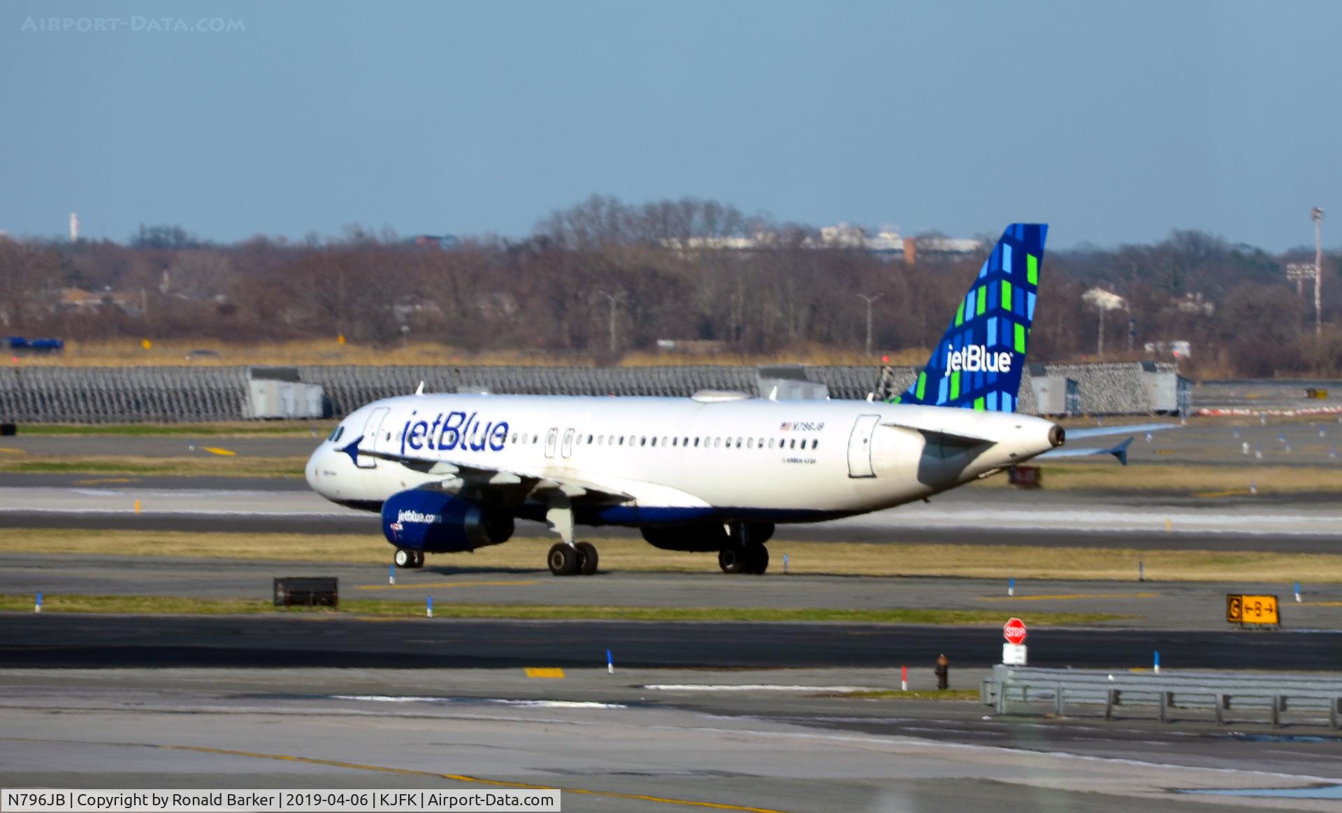 N796JB, 2012 Airbus A320-232 C/N 5060, Taxi JFK