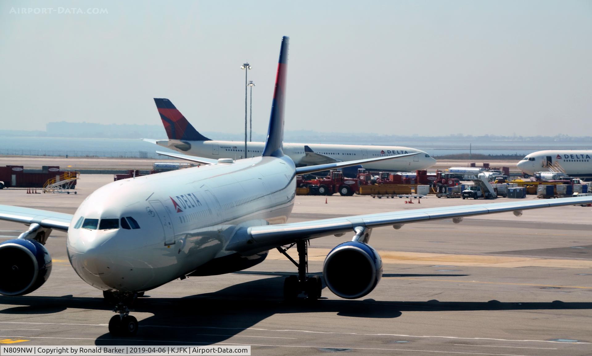 N809NW, 2005 Airbus A330-323 C/N 663, Taxi JFK