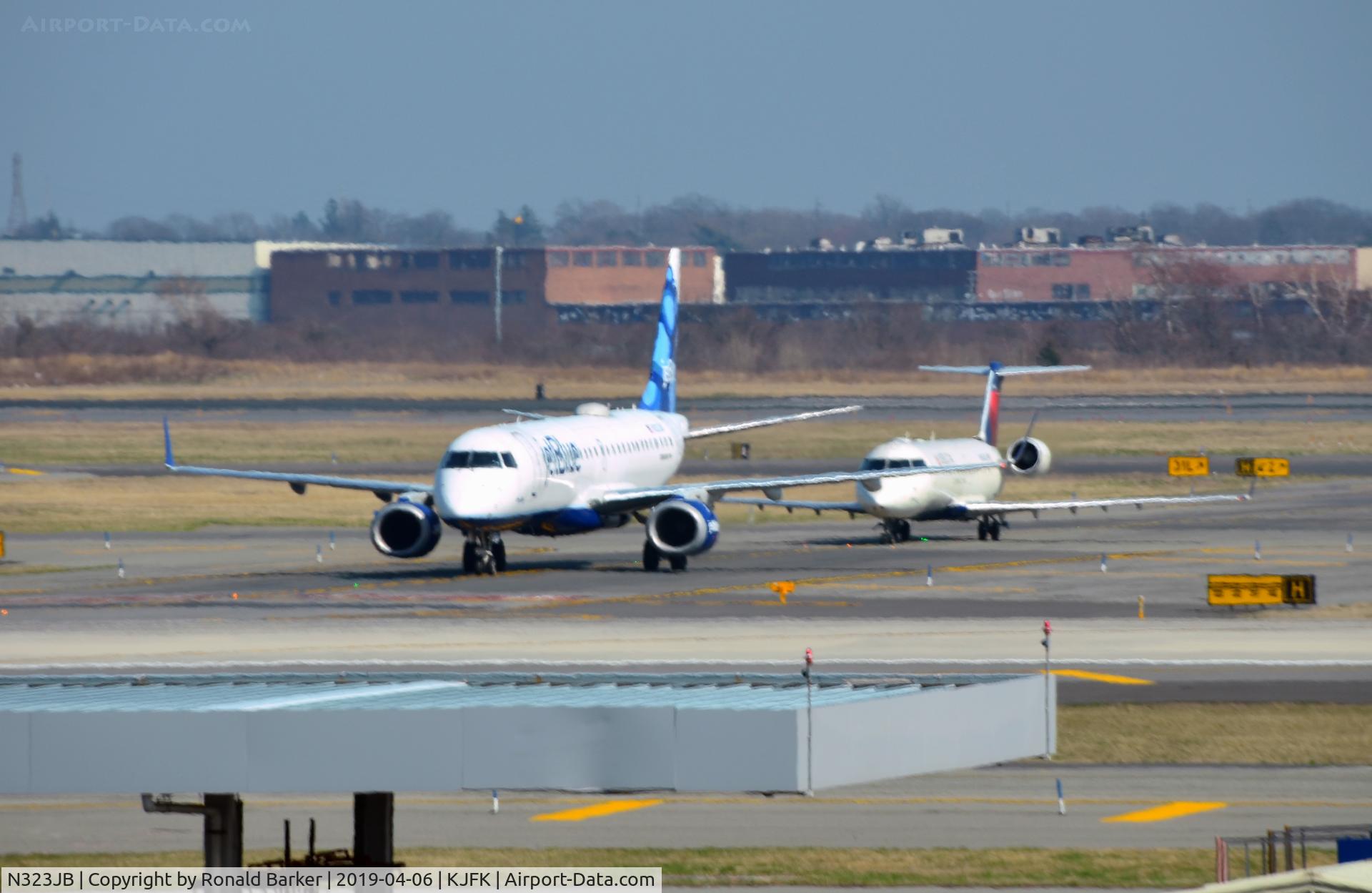N323JB, Embraer ERJ-190-100 IGW 190AR C/N 19000384, Taxi JFK