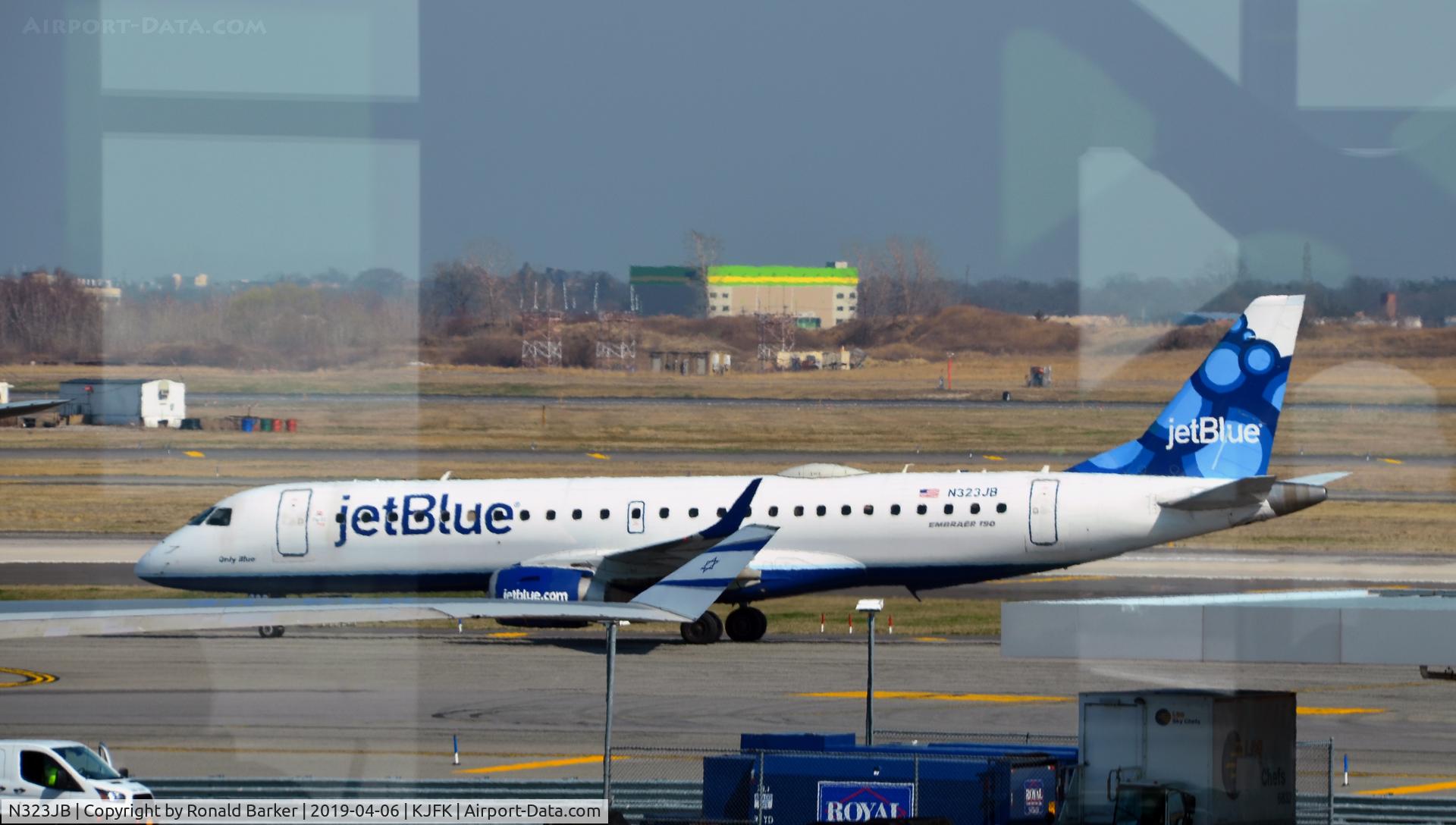 N323JB, Embraer ERJ-190-100 IGW 190AR C/N 19000384, Taxi JFK
