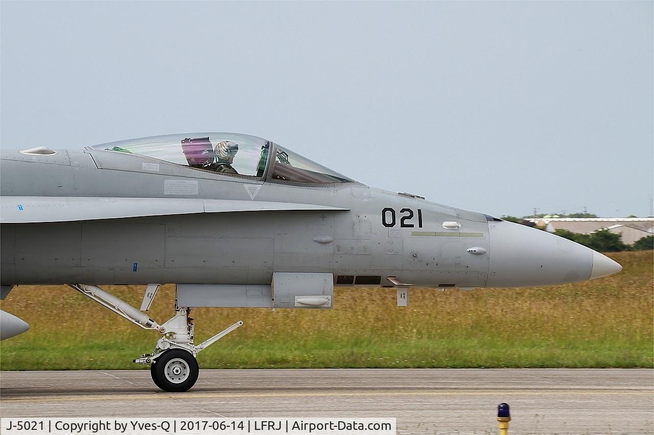 J-5021, McDonnell Douglas F/A-18C Hornet C/N 1370/SFC021, McDonnell Douglas FA-18C Hornet, Taxiing to flight-line, Landivisiau Naval Air Base (LFRJ) Tiger Meet 2017
