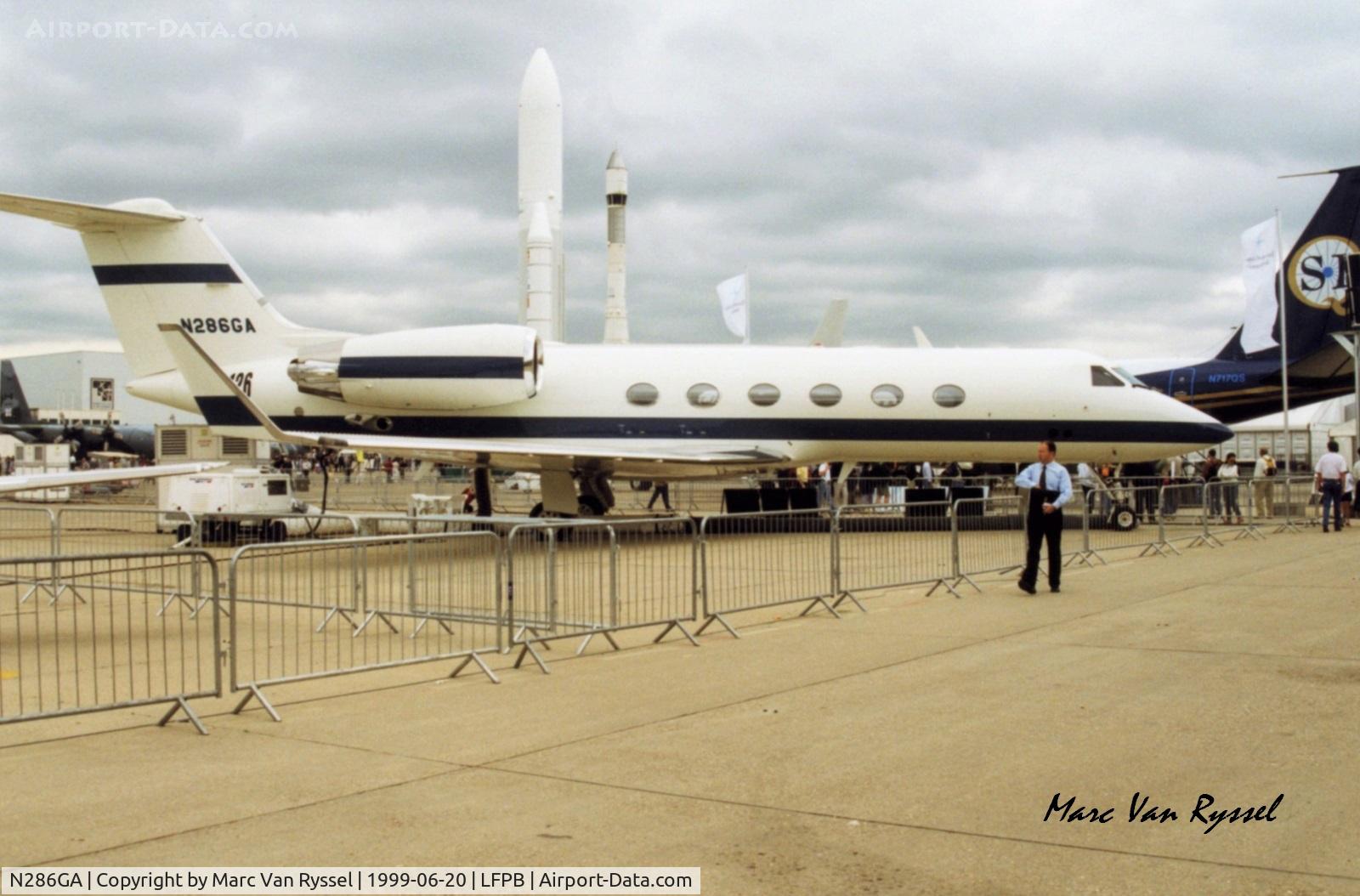 N286GA, 1996 Gulfstream Aerospace G-IV C/N 1286, At Paris Air Show 1999. Later became N464SP, N4SP, N880G, N192N, N7LA, N999AA.