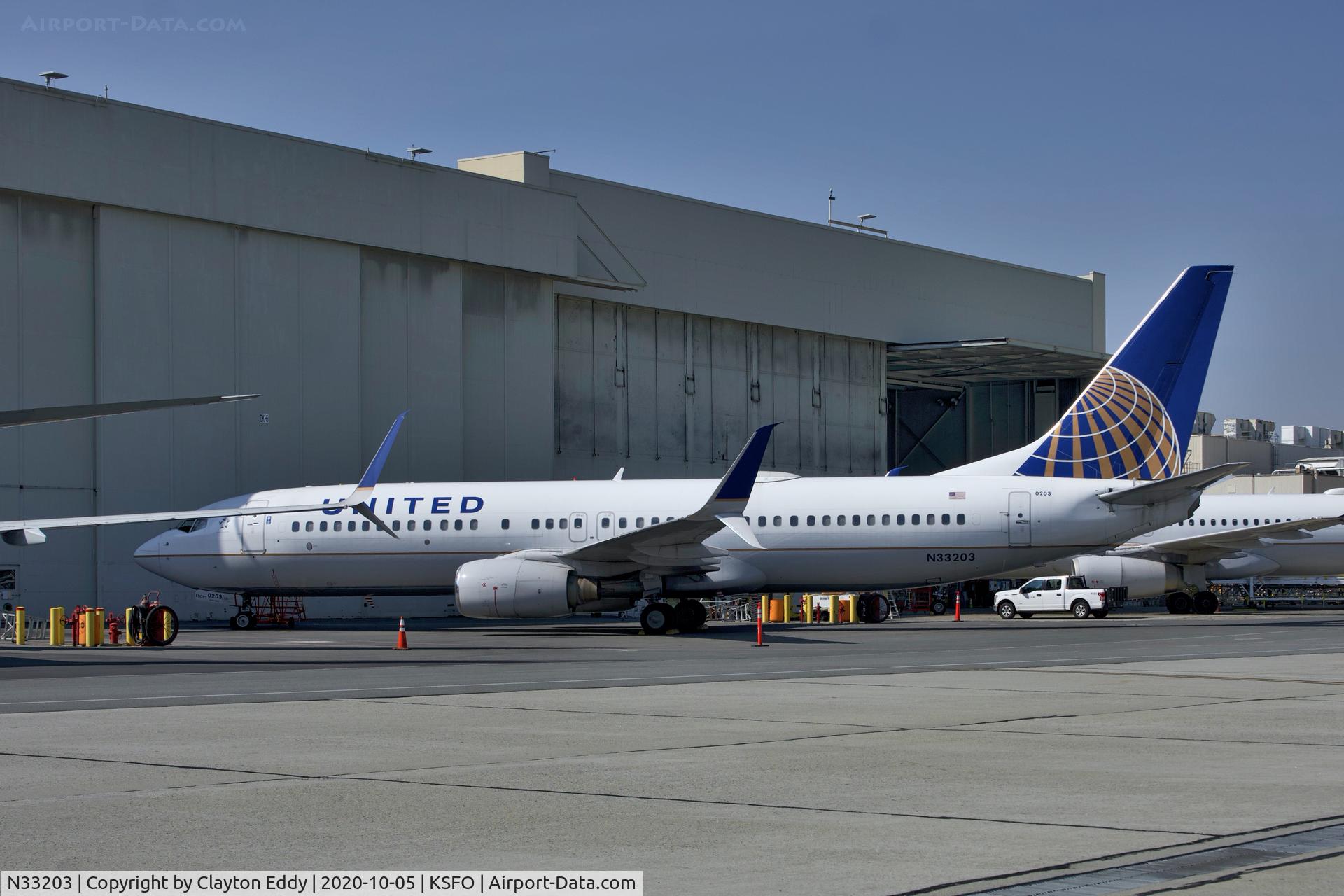 N33203, 2000 Boeing 737-824 C/N 30613, SFO 2020.