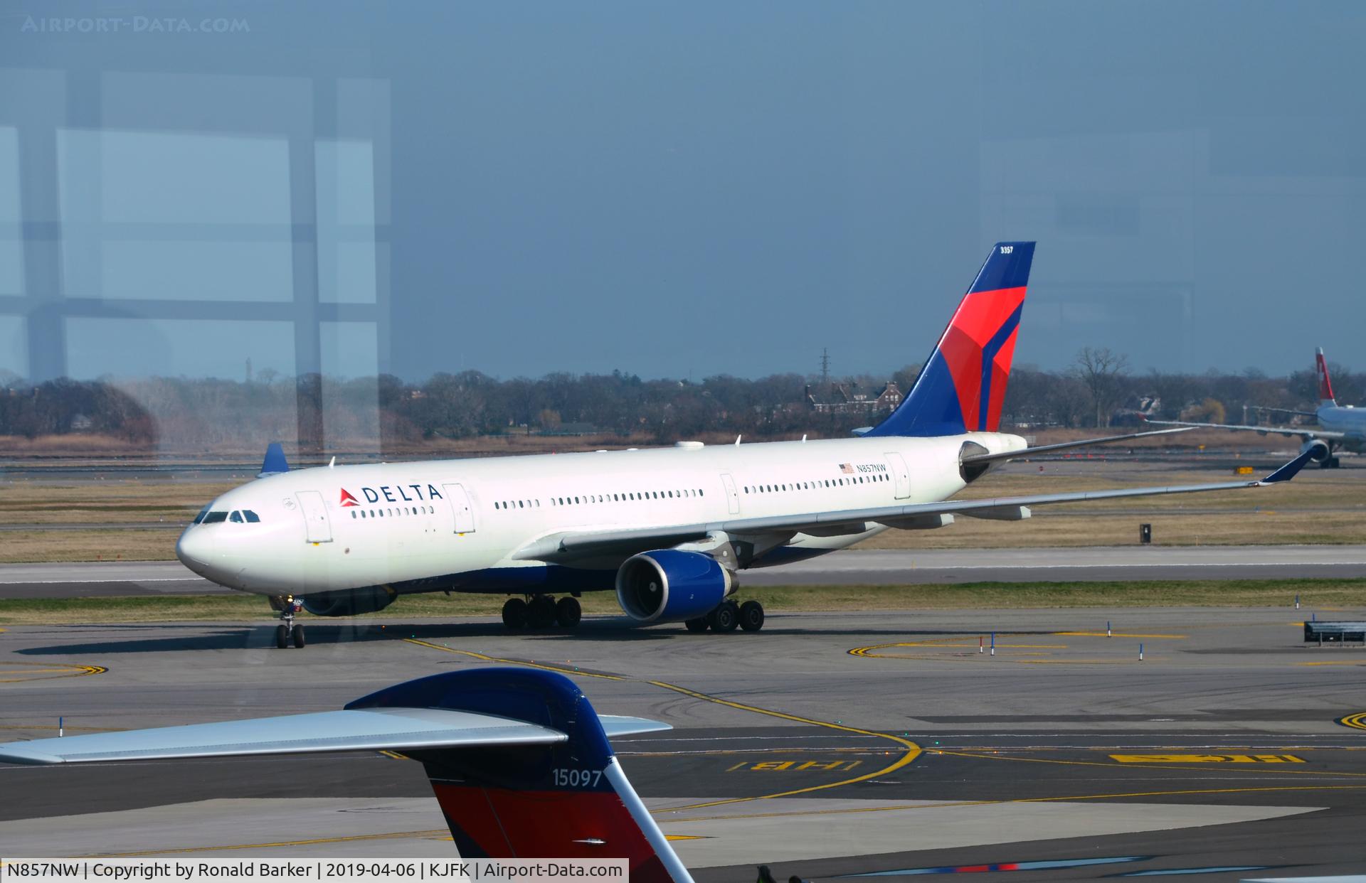 N857NW, 2004 Airbus A330-223 C/N 0633, Taxi JFK